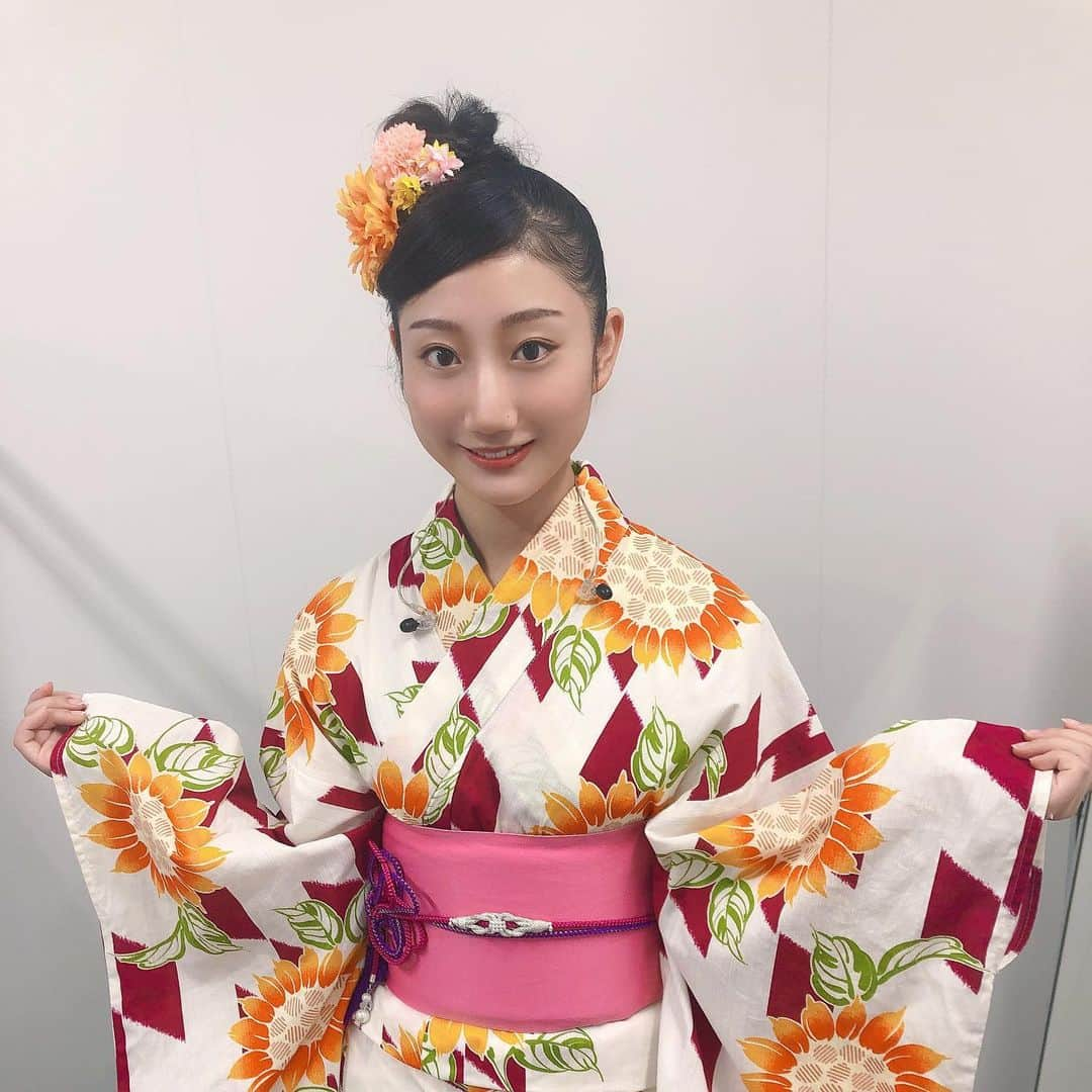 りお（民謡ガールズ）さんのインスタグラム写真 - (りお（民謡ガールズ）Instagram)「#2020ceremony  ありがとうございました！ Thank you so much. 関係者の皆様、本当に感謝申し上げます。 ひとつの式をつくりあげるのにたくさんの方の支えや思いがあるのだなと改めて感じました。  そして、たくさんの思いを込めて 日本文化の民謡 東京音頭を楽しく歌うことができ感激でした。  海外の方も見よう見まねで盆踊りを踊っているのも見えて､この景色は一生目に焼き付いていると思います。  今までの支えや道のりがあって今の私がいるので､本当に感謝です。  民謡、日本文化をたくさん勉強してもっと世界に発信していきます！伝統を継承していきます。  応援よろしくお願いします！  #民謡 #民謡アンバサダー #浴衣 #浴衣ヘアアレンジ #東京音頭 #大和撫子 #japanesegirl #japanese #japan #likeforlikes #followｍe #東京オリンピック2020」8月9日 13時41分 - minyo__rio