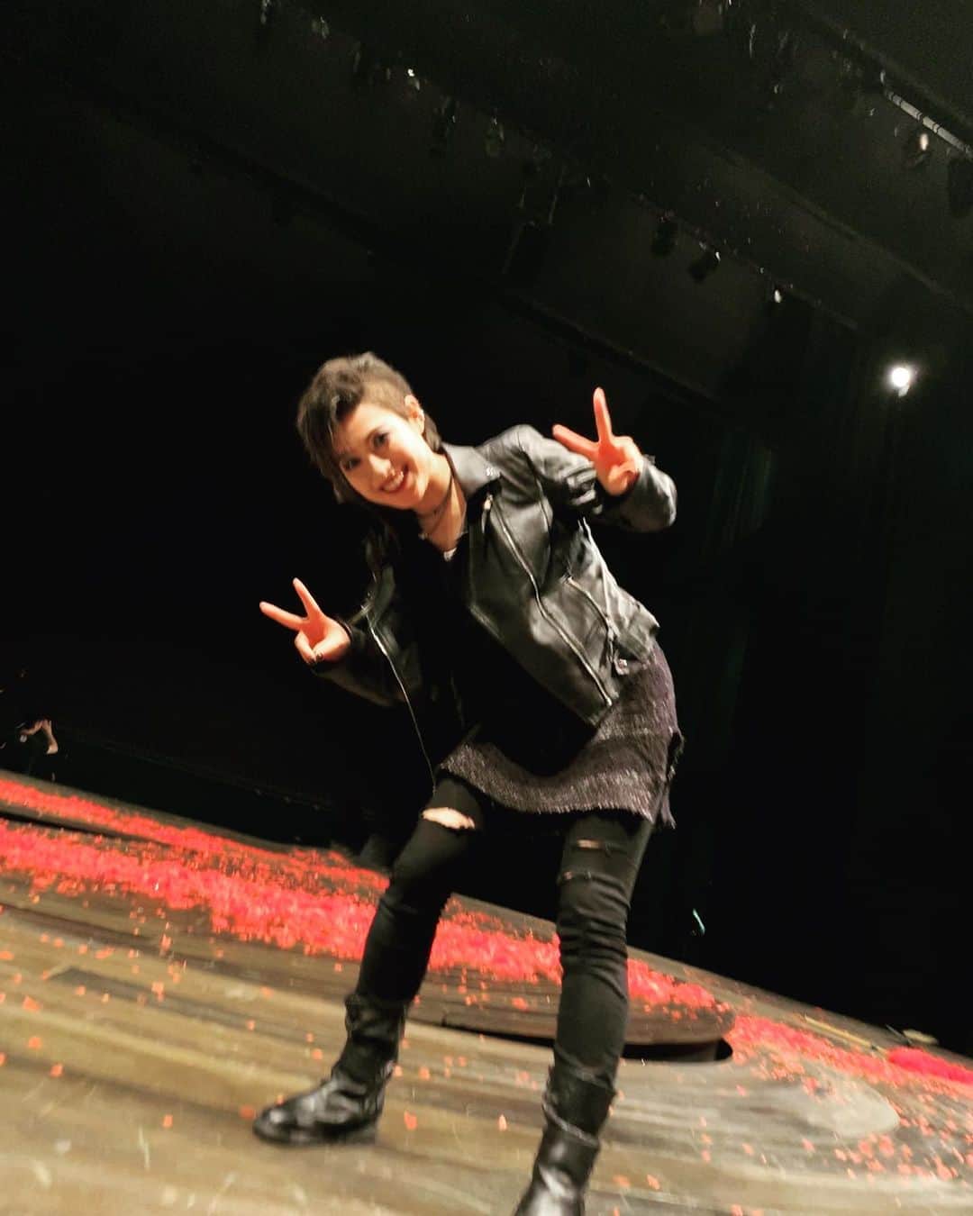 瀧本美織のインスタグラム：「🤍🦒🤍 舞台「森  フォレ」 無事、完走することができました！まだ終わった実感がないうちに書いていますが、何が起きてもおかしくない状況下、中止を余儀なくされた作品も沢山あり、それを思うと心が痛みます。そんな中誰一人欠けることなく健康に公演を全うできたこと、本当に有り難いです。 なぜか不安はなく、絶対に止めることなく最後までできる気がしていました。根拠のないものですができる気しかしなかった。 不安なんて感じる隙もないくらい作品にのめり込んでいたのだろうし、 それ程、自分にとって必要な出逢いと時間だったのだと感じています。  演出の上村さん、素晴らしい演劇の先輩方とご一緒でき、皆さんとの出逢い、経験が宝物になりました。お稽古から千秋楽まで、毎日が大切で愛おしい日々でした。  一緒に作品を作って下さったスタッフの皆さん、ご尽力に感謝です。  ご観劇下さった皆さん、応援して下さった皆さん、本当に本当にありがとうございました。  真っ黒ずくめで、自分を殺し続けてきたルーに、ダグラスが彩りを与えてくれたように、みんなの人生が光でいっぱいでありますように。  気を引き締めてこの時代を、共に生き抜きましょうね。 ストレス溜まったらルーみたいに「クッソ！」って口に出しちゃってください。結構発散されると思います🤪我慢はよくないからね、言ってきましょう！笑  ルー！私と出逢ってくれてありがとう！ 最後、演じながら想像の中のあなたと、一つになれた気がしたよ。  ハートマーク🖤   #舞台  #森フォレ   #ルー  #完走  #感謝」
