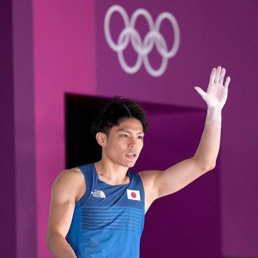 楢崎智亜さんのインスタグラム写真 - (楢崎智亜Instagram)「東京オリンピックが終わりました。 目指していた金メダルには届かず、4位でした。  沢山の方々の期待や応援、自分自身への期待もあった分、今までで一番楽しみな大会だっただけにこの舞台で勝ちたかったし、感謝を登りで返したかった。負けてしまった今でも、まだこれは悪い夢なのではないかと思うくらいです。  ただ僕の競技人生は終わっていません。今まで感じたことのないプレッシャーの中で登ったこの経験を糧にし、まだ誰も到達出来なかった高みへ登ってみせます。  東京オリンピックの開催にご尽力頂いた沢山の方々、そしてたくさんの応援、本当にありがとうございました！！！ ————————————————————— Tokyo 2020 Olympic is over. My only target was a gold, but ended in 4th.  So many people supported me and I also expected on myself…I couldn’t have been excited more than this time. I really wished to win and pay back to everyone with my best climbing. I still can’t believe what just happened and even feel it like a bad dream.  Well, my professional life is not finished yet. I had huge pressure, which was the biggest one on me. With this precious experience, I will keep climbing up to where no one has ever reached.  Thank you so much Tokyo 2020 and I appreciate your support. ARIGATO!!! ————————————————————— @tokyo2020 @team_nippon #tokyo2020 #olympic #がんばれニッポン　#arigato2020」8月9日 13時48分 - tomoa_narasaki