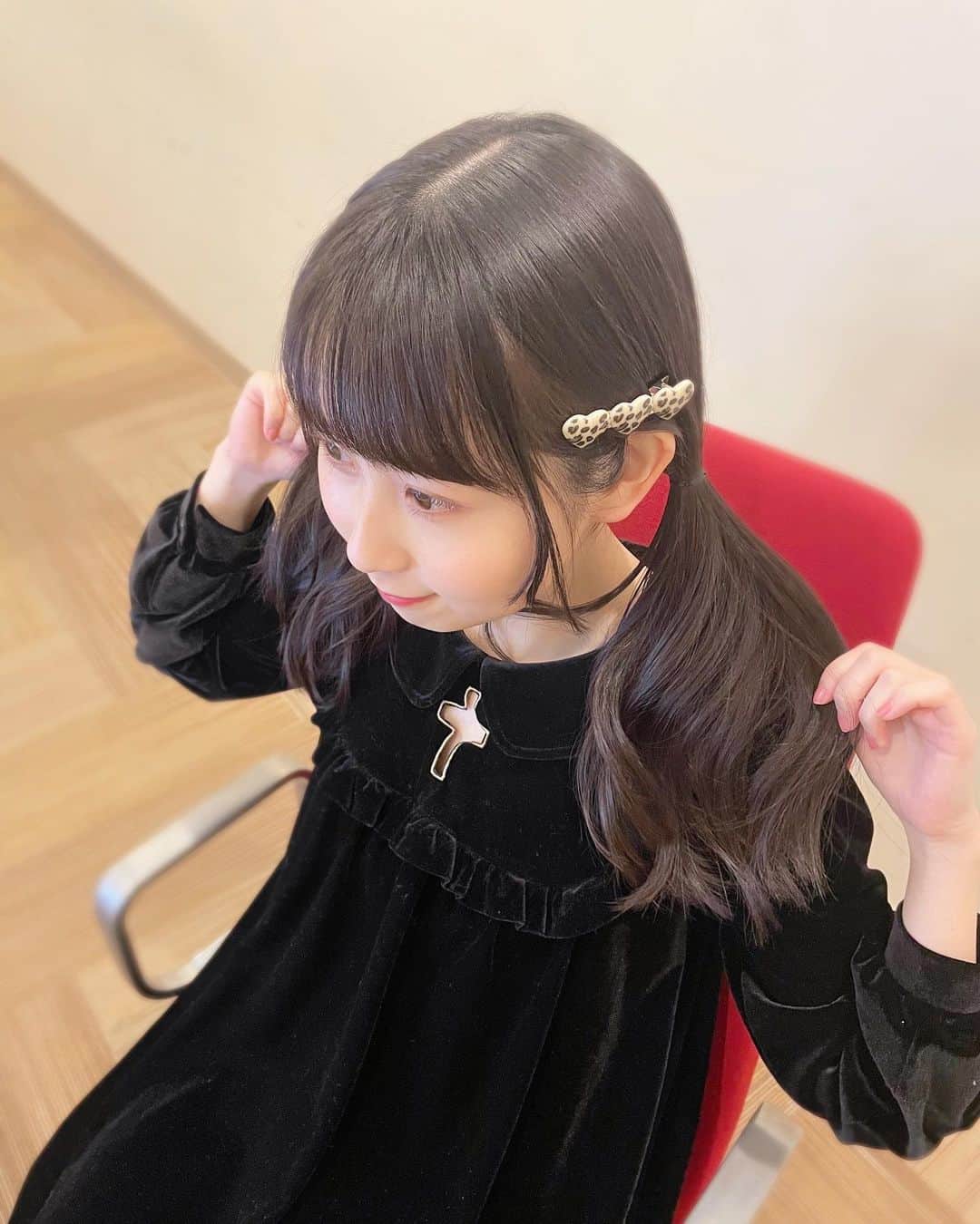 井上瑠夏のインスタグラム：「🪄🖤 ⸝⸝ ⁡ ⁡ カメラフォルダ見返してたら のせてない写真大量にみつけました( *ᴗᴗ )   この服は前に えごさんからもらった ワンピース🥺🤍🤍 かわいい〜？ ⁡ ⁡ #過去pic #fashion  #black #ワンピース #🖤 #ツインテール #idol #ske #井上瑠夏」
