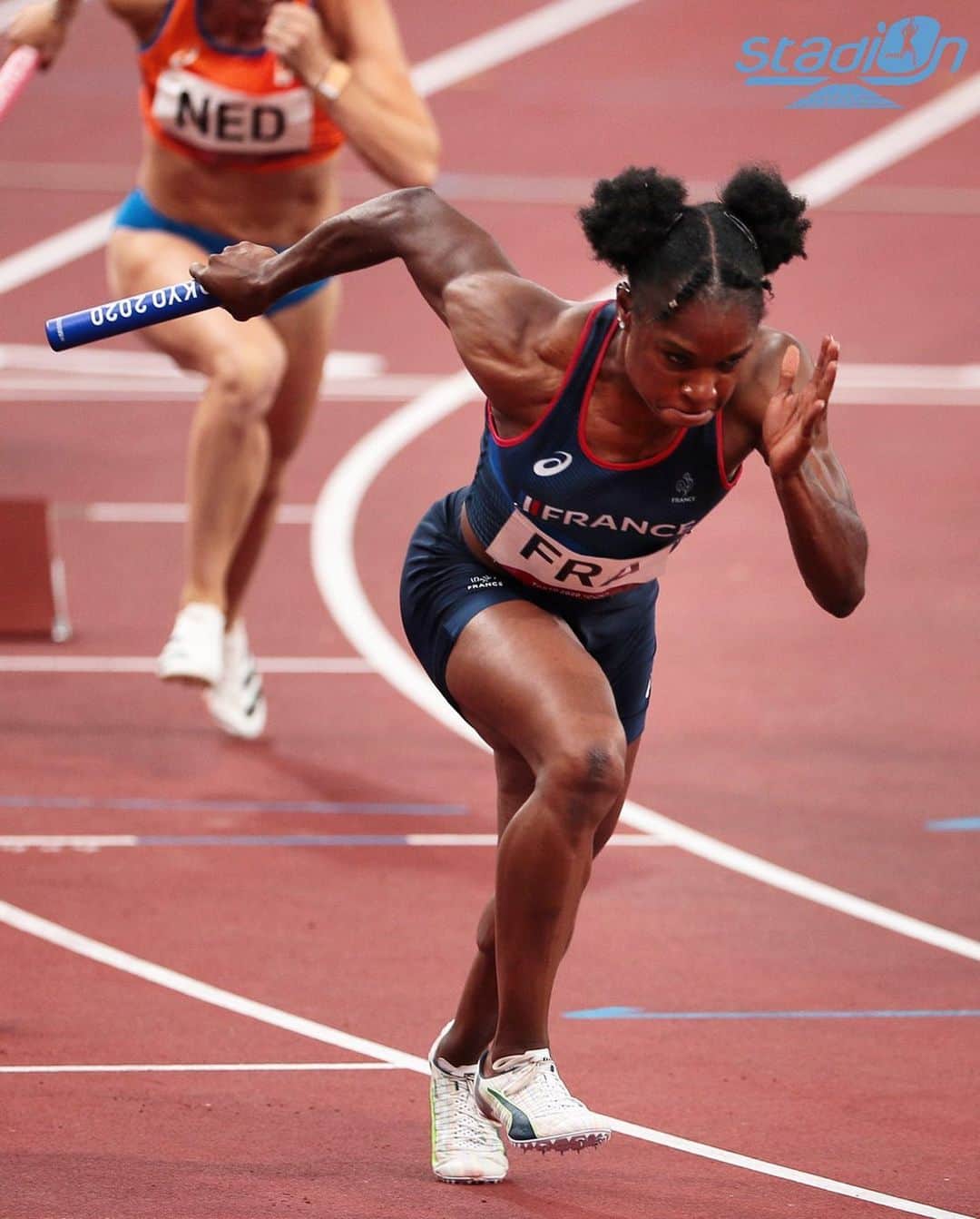 キャロル・ザヒのインスタグラム：「Ce que je retiens c’est que nous sommes finaliste olympique et Je suis très fière d’avoir partagé cette expérience olympique avec vous les filles @orlannombissad @cynthia__leduc @__mi_ma_ @maaroussia @wided.atatou @evaaberger  et les coachs @nefranck @fabienlambolez  Nous avons été très soudées du début à la fin, avec la joie de vivre ça ensembe !  C est un  moteur qui engendrera la motivation pour être prête le jour J #Paris2024  Un grand merci à mes partenaires qui me soutiennent en toutes circonstances (@perfeosport , le bataillon de Joinville  pour son soutien, @natiye_fr & @pumafrance )  Merciii a toute ma famille, qui constitue un équilibre essentiel dans ma vie ❤️ Merciii encore à mon coach @menalex2_coaching et mon groupe d’entraînement #teamphenoMenal  pour leur soutien !  Enfin, Mercii à vous pour vos messages qui me font tellement plaisir et qui me donne aussi de la force pour la suite  Vous êtes les meilleurs 😌  Pour ma part, c est les vacances 🤩😊 Et on se retrouvera en septembre pour de nouveaux défis !  Vive la magie du sport et à très vite ! 👌🏿✌🏿  📸 : @stadion_actu   #Positivevibes」