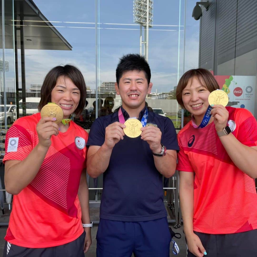 川井梨紗子さんのインスタグラム写真 - (川井梨紗子Instagram)「. 金浜コーチだけでなく、全日本コーチ、スタッフの皆様にも大変大変お世話になりました。(写真を撮れてない人もいます🙏🏻) 私達が金メダルを獲るために、指導だけでなくいろいろな方面からのサポートをしていただきました。感謝しかありません！本当にありがとうございました😊🙏🏻」8月9日 16時41分 - risako_kawai