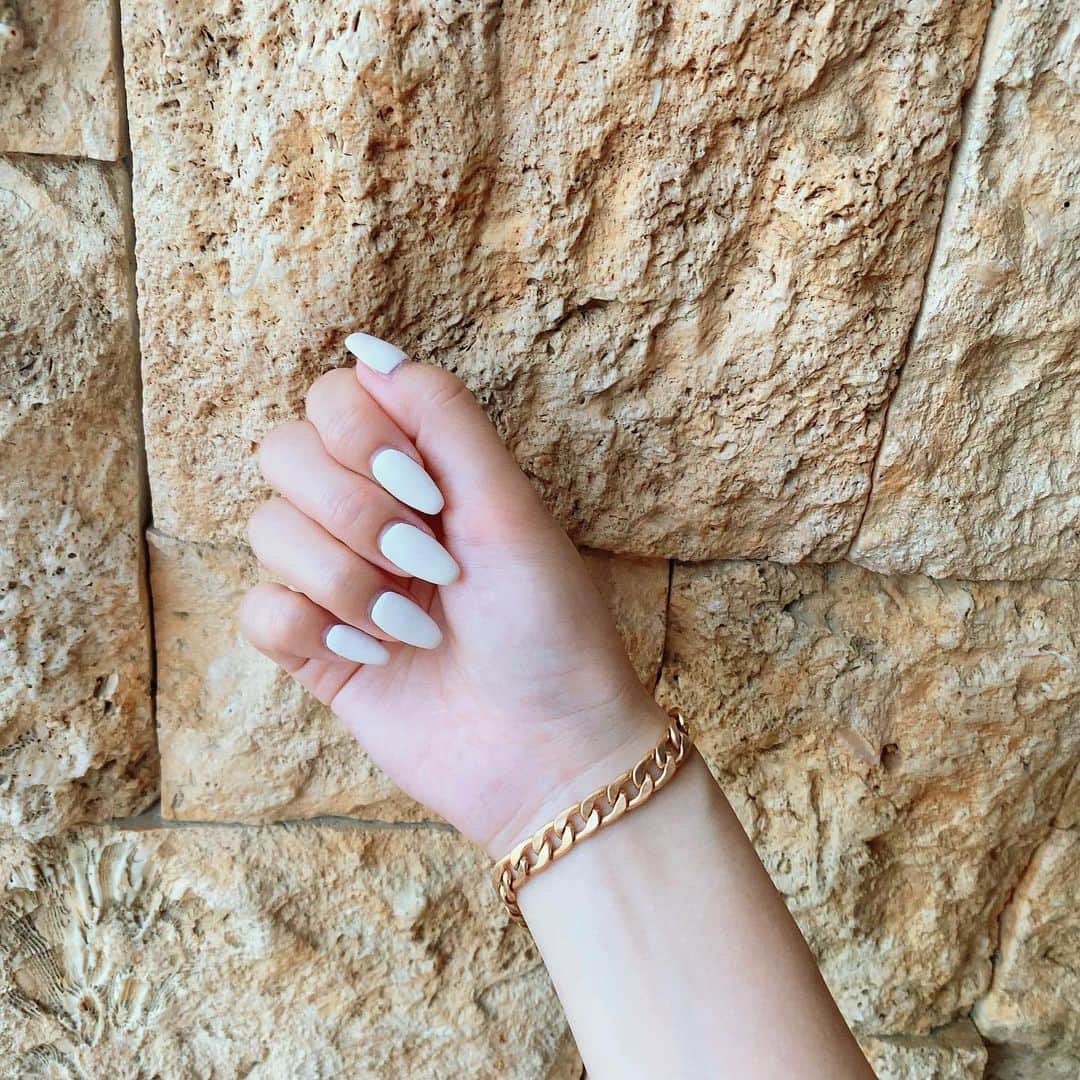 長沼まゆのインスタグラム：「白のマットネイル🤍🕊 ワンカラーなのに派手で可愛いっっ フットとお揃いにした👌🏻  #ホワイトネイル  #ワンカラーネイル」