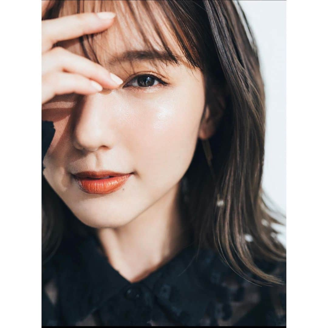 真野恵里菜さんのインスタグラム写真 - (真野恵里菜Instagram)「CLASSY.ONLINEの Sサイズコーデ企画の写真📷 コーディネートの撮影だったけど 着替えるたびにメイクも髪型も少しずつ変えてもらって アップの写真も撮ってくれました！ . . 外に出る時はマスクをするのが当たり前になっちゃったから リップをしないことが増えちゃったけど こういう色のリップ欲しいなぁって思えた1枚💄 2枚目は全身写真です！ #Sサイズコーデ」8月9日 18時05分 - erinamano_official