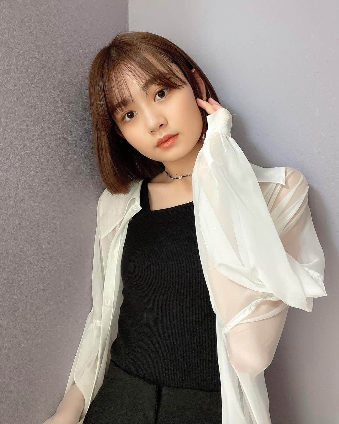 安村真奈のインスタグラム：「夏、楽しんでますか？🌻  #安村真奈 #シアーシャツ #モノトーンコーデ #夏コーデ #ボブ」