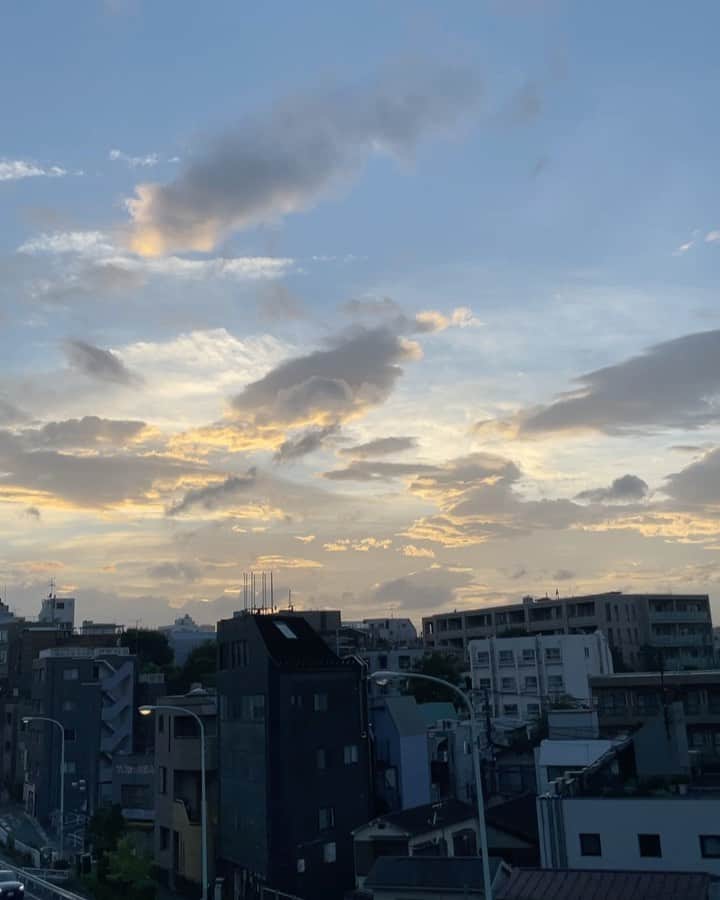 芽朗のインスタグラム：「奥の真っ白と金色の雲はゆったりと。 近くに迫る灰色の雲は生き物みたいに早く進んで、 忙しい空のあまりの綺麗さにびっくりしたよね、今日。」