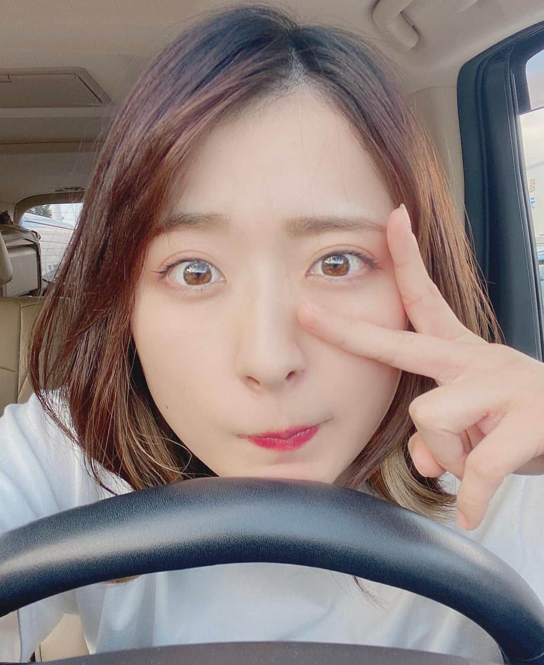 にこのインスタグラム：「ちゃんと前髪セットしても どうせ暴れるからこうなる  よし、髪切ろう。  Tシャツほぼ見えてないけど#xgirl  です x-girlしか多分着てません」