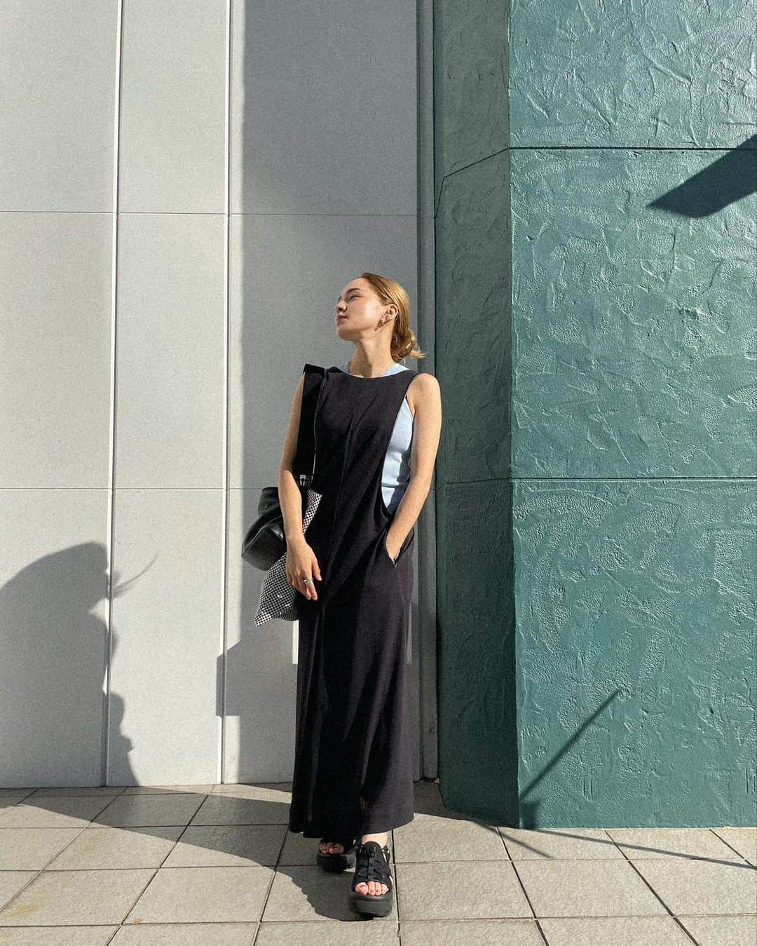 ステファニーのインスタグラム：「🐬🖤 いつかのお洋服。 最近淡いブルーも再熱♡。」