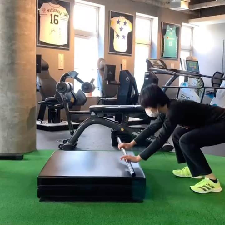 古川奈穂のインスタグラム：「騎乗姿勢をイメージしたジャンプトレーニング🐸  映像はもっと長いのですが、同じ画の繰り返しだったのでカットしました✂️笑 (効果音つけてみました笑)  映像に映っているBOXの3倍くらいの高さから始めて、徐々に低くしてやっています！  #トレーニング #古川奈穂  #はじめての動画」