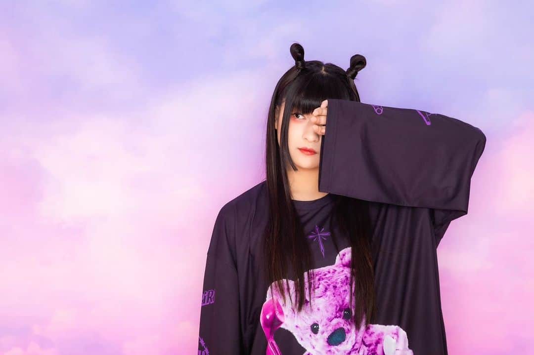りりりのインスタグラム：「すんごいお知らせ💗💗💗  🧸りりり✖️ TRAVAS TOKYO🧸  な、な、なんと❕❕❕  TRAVAS TOKYOさんとのコラボアイテムが販売されます🧸💗 嬉しすぎるし、可愛すぎる〜〜✨ 📞持ってる…🧸✨りんりーん🤚  みんなお揃いしよ〜〜〜🧸💗🧸💗🧸💗  このメイクしてもらったのが可愛すぎて、このまま家まで帰りました😳✨✨  カラーはヘビロテできる白と黒の２色✌️ サイズはゆったり着れるワンサイズ✌️ 男の子も女の子も着れちゃうデザイン✌️ 袖がフレアになっててきゃわやねん💗  (価格や販売期間やご購入方法などなど) 🔻詳しくはコチラ🔻 https://ameblo.jp/civarize-official/entry-12691212275.html」