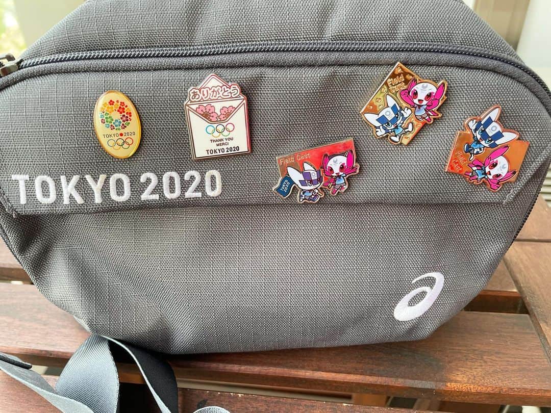 のインスタグラム：「I am sooo glad I took part in the games as a volunteer.  It made everything personal, made it a my-one-and-only Tokyo Olympics experience. Getting pin badges and memoirs according to the days I volunteered was really fun, too!  I got my own “Gold Medal” on the 10th day.  Though I am not a collector type as a grown up, it made me remember childhood summer camp badges.   オリンピックボランティアは、今日で完了。 １１日出勤して、金メダルも獲得！ （ピンバッジは３日で銅、５日で銀、１０日で金メダルがもらえる） 全然グッズを溜め込みたいタイプではないのですが、 なんだか サマーキャンプで活動に応じてバッジがもらえるのを集めたり、 ラジオ体操のハンコ集めたりした、 そんなこども時代の夏休みの ときめきが蘇る。  #tokyo2020 #東京2020 #東京オリンピック #オリンピックボランティア #選手村 #tokyo2020volunteer #olympicvolunteer #fieldcast #pinbadge」