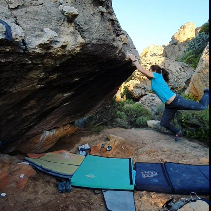 スターシャ・ゲージョのインスタグラム：「Oral office 8A+ Sound on, important! Not too loud though 😂  Very proud for doing this jump. Nice crimps, very bad footholds.  Shoe choice: NewTro VCS @unparallelup   @trangoworldofficial @tokyo_powder_germany #unparallel #unparallelup #trangoworld #tokyopowder #rocklandsbouldering #rocklands #cederberg #bouldering #outdoorclimbing #bouldern #dyno #klettern #climbing #oudoors」