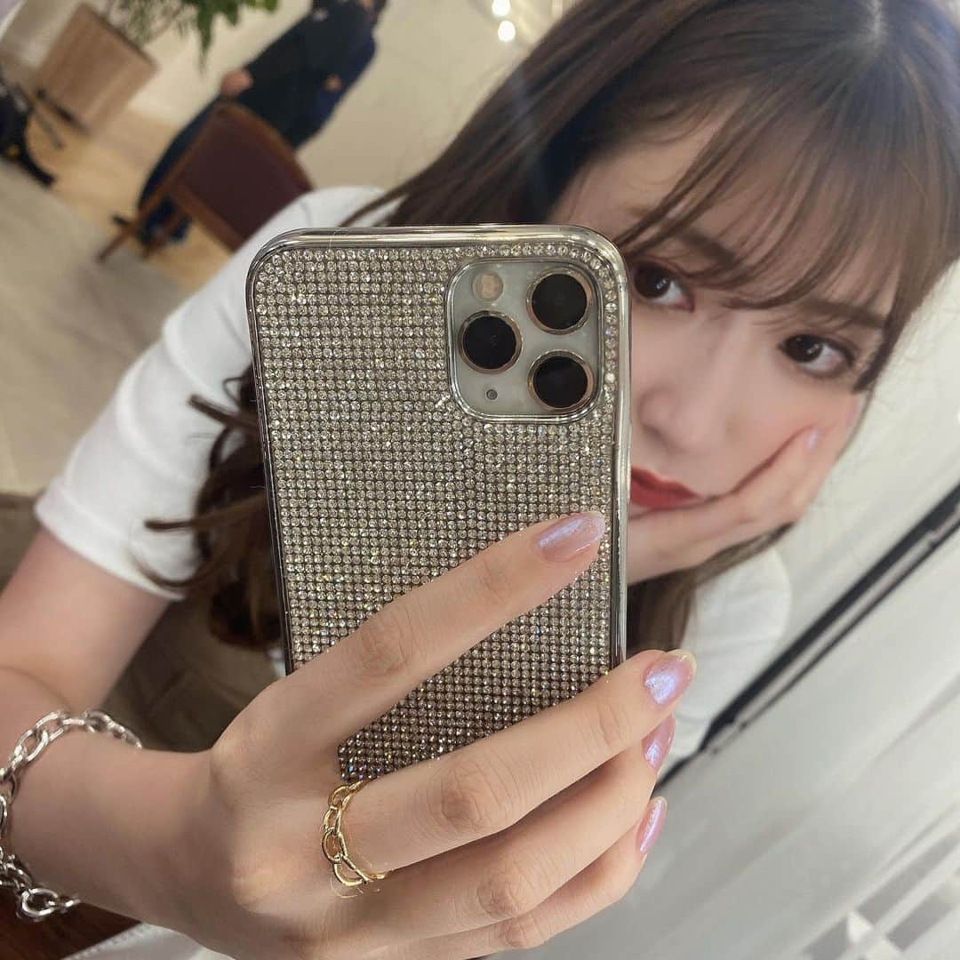 吉田朱里さんのインスタグラム写真 - (吉田朱里Instagram)「iPhoneケースキラキラ📱📱📱 梅田のESTのiPhoneケース屋さんで買った🤍🤍🤍 #iPhoneケース」8月9日 19時40分 - _yoshida_akari