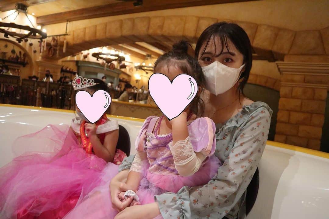 小森美果さんのインスタグラム写真 - (小森美果Instagram)「こないだディズニーランドに行ってきた🥺 お姉ちゃんが6歳になる記念に行った❤️ジェットコースター系🎢全部乗ってて手離してたからびっくりした‼️ クリスタルパレスでビュッフェ食べたけど前と変わってた👁👁 オーロラ姫👸とラプンツェルのドレス👗きたよ🩰」8月9日 20時56分 - mika.165