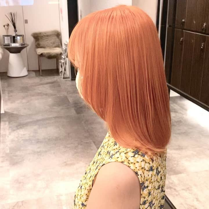 Yuki Uedaのインスタグラム：「summer🍊 ⁡ ⁡ ⁡ いいね👍と保存をして オーダーの際にお使いください✨ ⁡ ⁡  ____________ ⁡ price✂︎ ____________ ご新規様 cut+color ¥6500〜 ☆オススメメニュー☆ ✂︎カット+イルミナカラー+ケラスターゼtreatment ¥10500 ✂︎カット+ カラー+Oggi otto treatment ¥10500 ✂︎ケアブリーチダブルカラー+ケラスターゼtreatment ¥16000 上記はシャンプーブロー込みです。 ⁡ ご予約はhot pepper beautyまで ご不明点などお店までご連絡ください！ ☎︎ 03 6805 0857 ⁡   #東京#表参道#渋谷#原宿#イヤリングカラー#アディクシーカラー#インナーカラー#アクセサリーカラー#オレンジヘア#ハイライトカラー#イルミナカラー#ハイトーンカラー#ケアブリーチ#切りっぱなしボブ#ホワイトヘア#シルバーカラー#美容室#オレンジカラー#ボブ#髪質改善#ブルーカラー#美容師#yukinghair#ケラスターゼトリートメント #머리스타그램#패션스타그램#염색#탈색#发型#染髮」