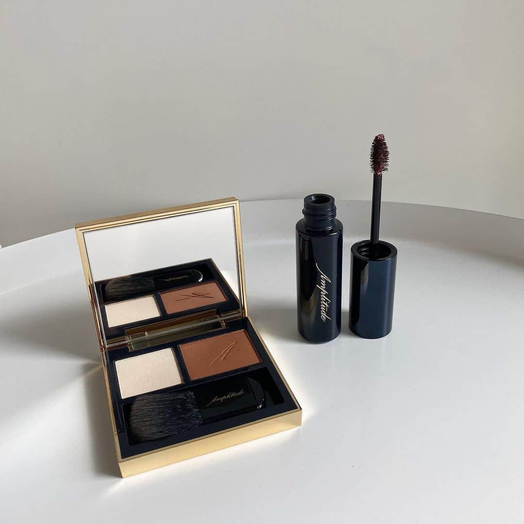 石川理咲子のインスタグラム：「#amplitude #アンプリチュード @amplitudebeauty  8月4日発売のAW Collection2021🤎 右→アイブロウマスカラ04バーガンディー 普段あまりアイブロウマスカラは使わないのですが、気になっていたバーガンディカラー♡ 一気に顔が女っぽく、優しげな雰囲気になりました🙆‍♀️  左→コンスピキュアマットチークス03イエローブラウン こちらも今まで挑戦したことなかったブラウンカラーのチーク！アイメイクやリップにポイントを持っていきたいメイクの時に、このブラウンのカラーが主張しすぎることなくスッと肌に馴染み、でも血色感はちゃんと出て、とても良い感じでした♡」