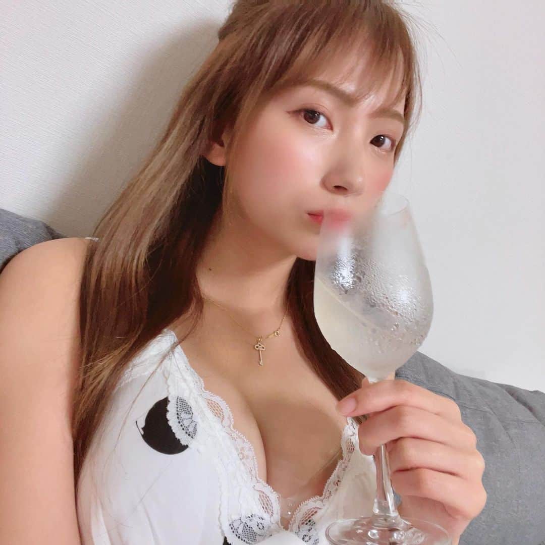 街山みほさんのインスタグラム写真 - (街山みほInstagram)「お家飲みのプロとはわいのことじゃ〜いっ！！ ⁡ -------------山折り------------- ⁡ 写真集 『Scarlet』大好評販売中です！！ ⁡ 初の！！ ⁡ 紙の本での写真集が発売されます😆✨ ⁡ 街山みほの全てが見れちゃう！？ ⁡ 凄い内容になっていますよ❤️ ⁡ ⁡ ⬇︎⬇︎⬇︎⬇︎⬇︎⬇︎⬇︎ ⁡ ⁡ 初のヘアヌード写真集『Scarlet』 ⁡ 大好評発売中につきまして、、 ⁡ オール未公開カットで構成された✨ ⁡ 電子オリジナル写真も発売中です！！ ⁡ 大ボリュームの三部作でお届けしております💕 ⁡ -------------谷折り------------- ⁡ デジタル写真集も素敵な内容になっているので、そちらも見てくれたら嬉しいです！！ ⁡ 街山が飛んで喜びます、、😂 ⁡ ⁡ 【デジタル写真集】 ⁡ ①「深窓」 撮:篠山紀信さん 生まれて初めての撮影現場&篠山紀信さんに撮影していただくこともあり、ガチガチなスタートでした🙌😂 あどけない感じもありますが、自分をさらけ出すことが出来た貴重な経験でした✨ ⁡ ②「秘宿」 撮:西田幸樹さん 素敵な宿での撮影でした♪ 浴衣姿や入浴シーンが多めで、色気のある写真集となっています！ 私と一緒に旅行する気分を味わって貰えれば嬉しいです💞 ⁡ ③「潮騒」 撮:西田幸樹さん 漁港の街で撮影した洋風なイメージとなっています♪ 少し大人に成長した雰囲気もありますが、笑顔溢れるカットも多いです😆 ⁡ ④「秘宿/潮騒」 撮:西田幸樹さん 「秘宿」「潮騒」120カットの完全版となっています！！ 見応えがある写真集となっていますので、街山を存分に堪能してください🥰 ⁡ #街山みほ #かわいい女の子 #可愛い女の子 #お家飲み #お酒 #ワイン #美女 #美人 #綺麗 #グラビア #アイドル #ルームウェア #ぼっち #一人飲み #部屋着 #ファッション #コーデ #女子大生 #japan #girl #可愛 #japanesegirl #cute #ロングヘア #美容 #女子力 #彼女 感あるよね..?#美肌 #美髪 #色気」8月9日 21時07分 - machiyamamiho