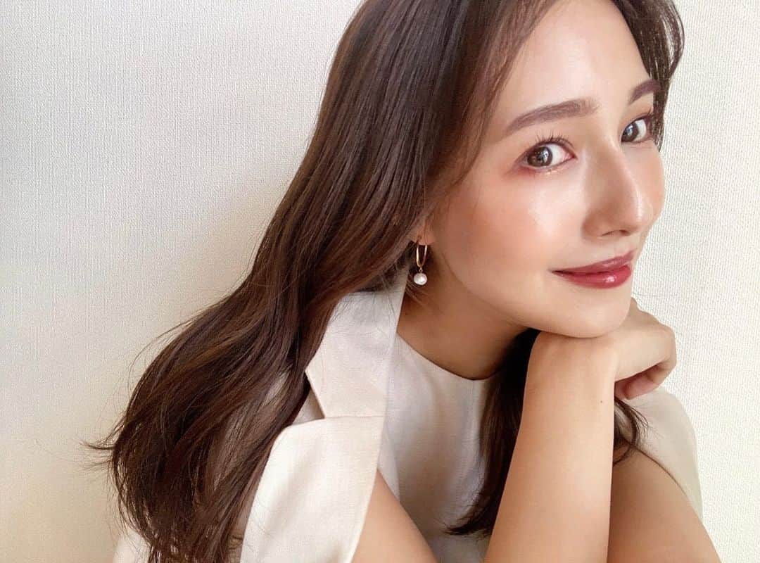 石川理咲子のインスタグラム：「#amplitude  一つ前の投稿に載せたアイブロウマスカラとチークを使ってメイクしました。 可愛い秋冬コスメがどんどん発売されていて、 イエベオータムの私はワクワクが止まりません😮‍💨❤️笑」