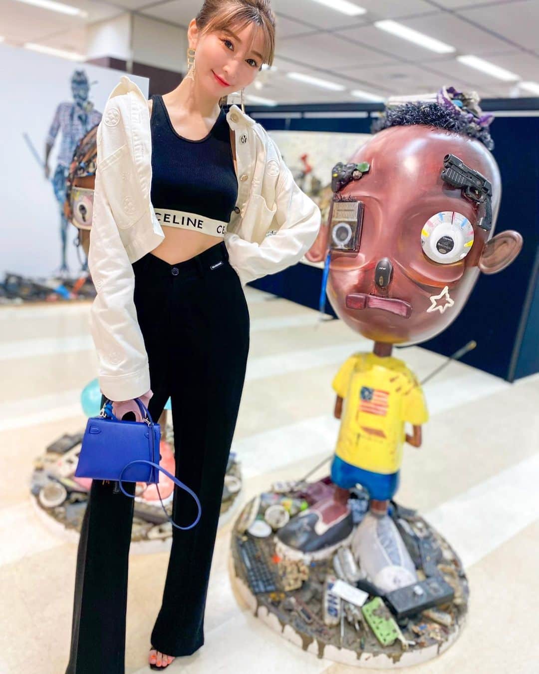 JUNKO（飯田順子）のインスタグラム：「ART ART TOKYO  @daimaru.tokyo_art  長坂真護展 @nagasakamago  「超越/ Still A "BLACK" STAR」に 連れて行ってもらいました🌈✨ ・ はじめて間近でみる 真護さんのArt作品。 心を奪われる感覚ったら凄い✨ ・ 世界平和と環境保全をスローガンに掲げ世界で作品展をされていて、 真護さんの考え方、行動も素晴らしく ・ 『買ってくれた人も、現地の人も、地球も喜ぶ。 文化、経済、環境全てが動く、 これが真のサスティナブル』 という考えが ・ とても心を打たれ勉強させてもらいました✨🌈 ・ 連れてってくれてありがとう🥰  #artarttokyo#長坂真護」