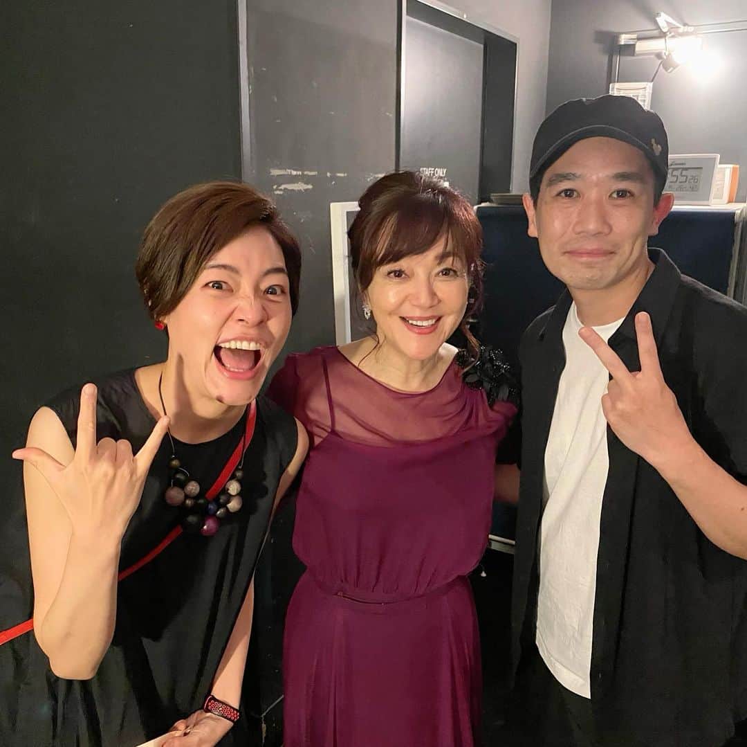 岩崎宏美さんのインスタグラム写真 - (岩崎宏美Instagram)「youtubeで、私の歌唱や歌について、いつも盛り上がってくれている二人です。 バンド名 Room3のkouさんと蘭さん  初めてのご対面❗️ いつもありがたいコメントをいただいているので、お礼も兼ねて、楽屋でお目にかかりました。  蘭さんは、とっても綺麗な方なのに、写真は全部こんな顔してる。笑笑 お会いしたとき、いきなりポロポロと涙流されて驚きました。 女の子を泣かせてしまった❗️  kouさんたちは、当日も夜10時から色々2人して、ライブのことなどyoutubeで語られていました。 ありがとうございました❗️ 帰り際にkouさんから、 「僕たちのことどう思ってますか？」と聞かれ、勝手に、えっ？この二人お付き合いしてるのかな？と大きな勘違いした私は、「それは別にどうでもいいんじゃないですか？」なんて、トンチンカンなこと言っちゃった。 ごめんなさーーーい❗️  そういう意味じゃなかったのね。貴方達のコメントは、いつもいつも有り難く思っていますよ❗️ 感謝してますからね‼️ また是非、聴きに来てねぇーー #Room3 #ビルボードライブ大阪 #岩崎宏美」8月9日 21時17分 - hiromiiwasaki_official