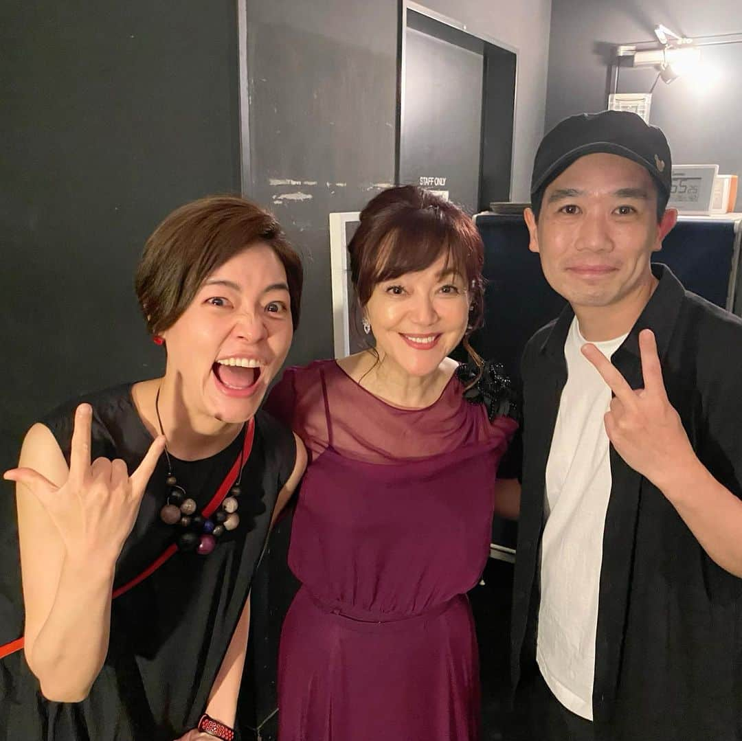 岩崎宏美さんのインスタグラム写真 - (岩崎宏美Instagram)「youtubeで、私の歌唱や歌について、いつも盛り上がってくれている二人です。 バンド名 Room3のkouさんと蘭さん  初めてのご対面❗️ いつもありがたいコメントをいただいているので、お礼も兼ねて、楽屋でお目にかかりました。  蘭さんは、とっても綺麗な方なのに、写真は全部こんな顔してる。笑笑 お会いしたとき、いきなりポロポロと涙流されて驚きました。 女の子を泣かせてしまった❗️  kouさんたちは、当日も夜10時から色々2人して、ライブのことなどyoutubeで語られていました。 ありがとうございました❗️ 帰り際にkouさんから、 「僕たちのことどう思ってますか？」と聞かれ、勝手に、えっ？この二人お付き合いしてるのかな？と大きな勘違いした私は、「それは別にどうでもいいんじゃないですか？」なんて、トンチンカンなこと言っちゃった。 ごめんなさーーーい❗️  そういう意味じゃなかったのね。貴方達のコメントは、いつもいつも有り難く思っていますよ❗️ 感謝してますからね‼️ また是非、聴きに来てねぇーー #Room3 #ビルボードライブ大阪 #岩崎宏美」8月9日 21時17分 - hiromiiwasaki_official