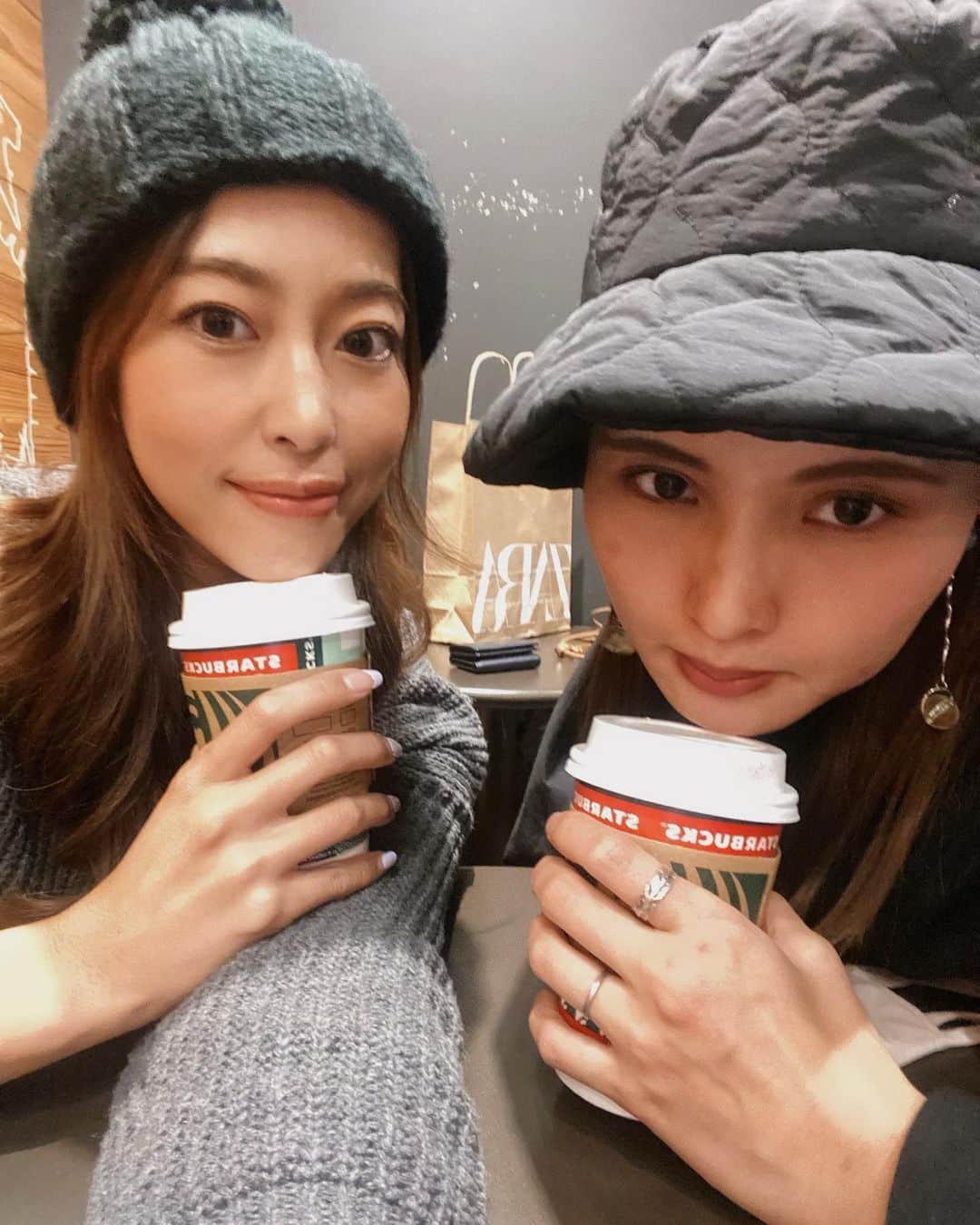 森山菜々のインスタグラム：「. 会えてなさすぎて遡ったら冬の写真しかないけん?😉笑  みんなと休み被らんくて、 お店来てくれんと会えんのよ🥴笑」