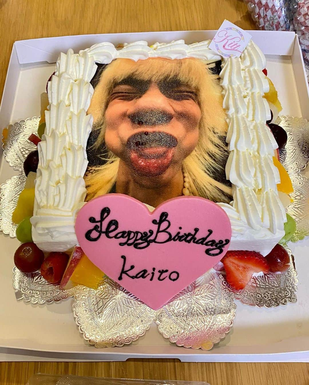 竹中雄大さんのインスタグラム写真 - (竹中雄大Instagram)「我らがギタリスト兼リーダー海斗くん 誕生日おめでとう！！！！！ 今日で遂に40歳かぁ。めでたい。 これからも一緒にバカやっていこうな！^ ^  #novelbright #竹中雄大 #山田海斗  #誕生日 #誕生日ケーキ #happybirthday  #ケーキは  #俺のチョイス  #あと皆さん #嬉しいお知らせが #来週8月16日 #CDTVライブライブ #出演決まりました  #6回目らしいです #超嬉しい大好き #ライフスコール  #地上波初披露します #みんな観てね  #海斗くんは #Novelbrightの #可愛い兄さん  #一生よろしくな」8月9日 21時20分 - yudai_vo