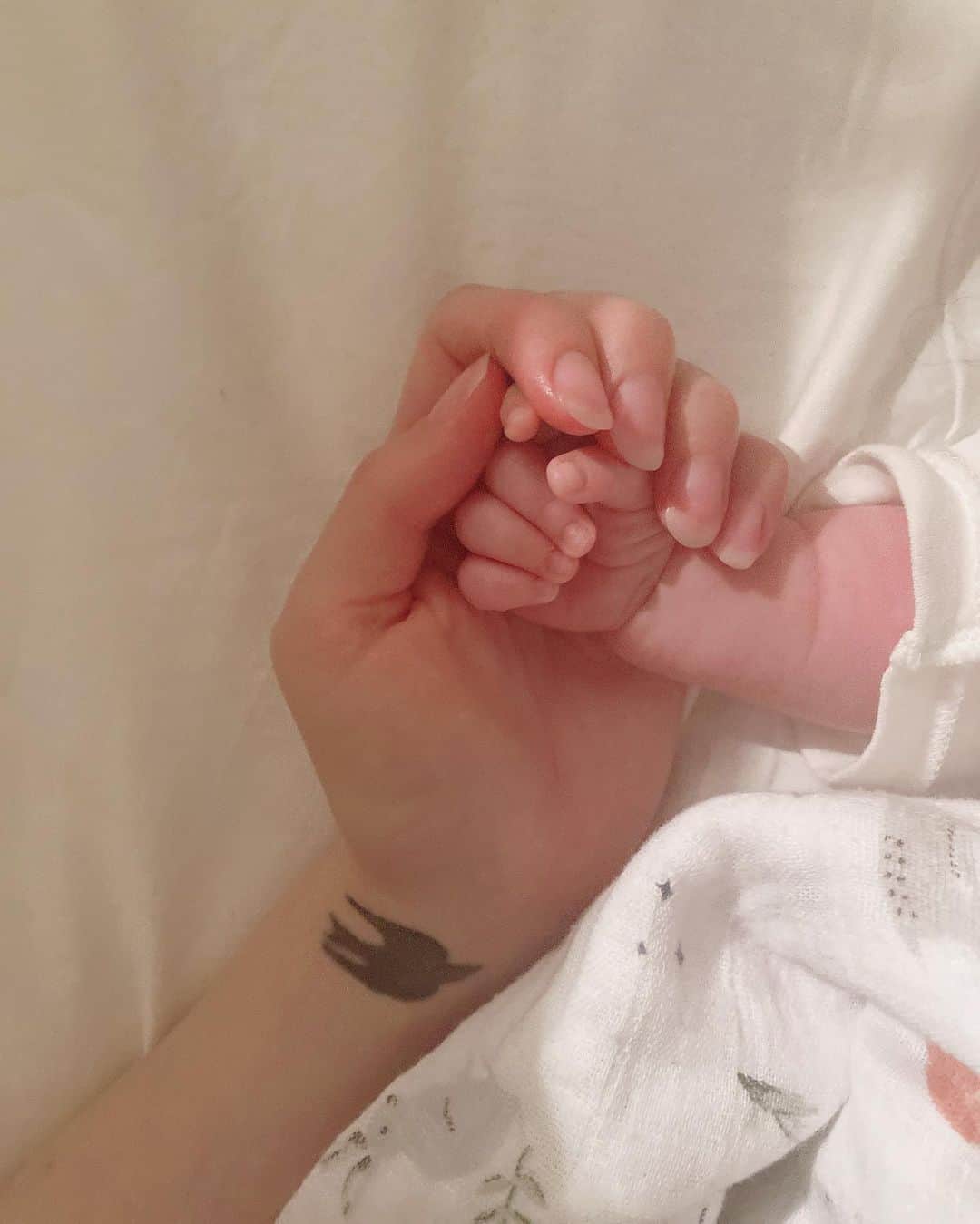 mimeiのインスタグラム：「投稿するのめちゃくちゃ遅いけどママになったよ☺️ my heart outside of my body and all that 🥰」