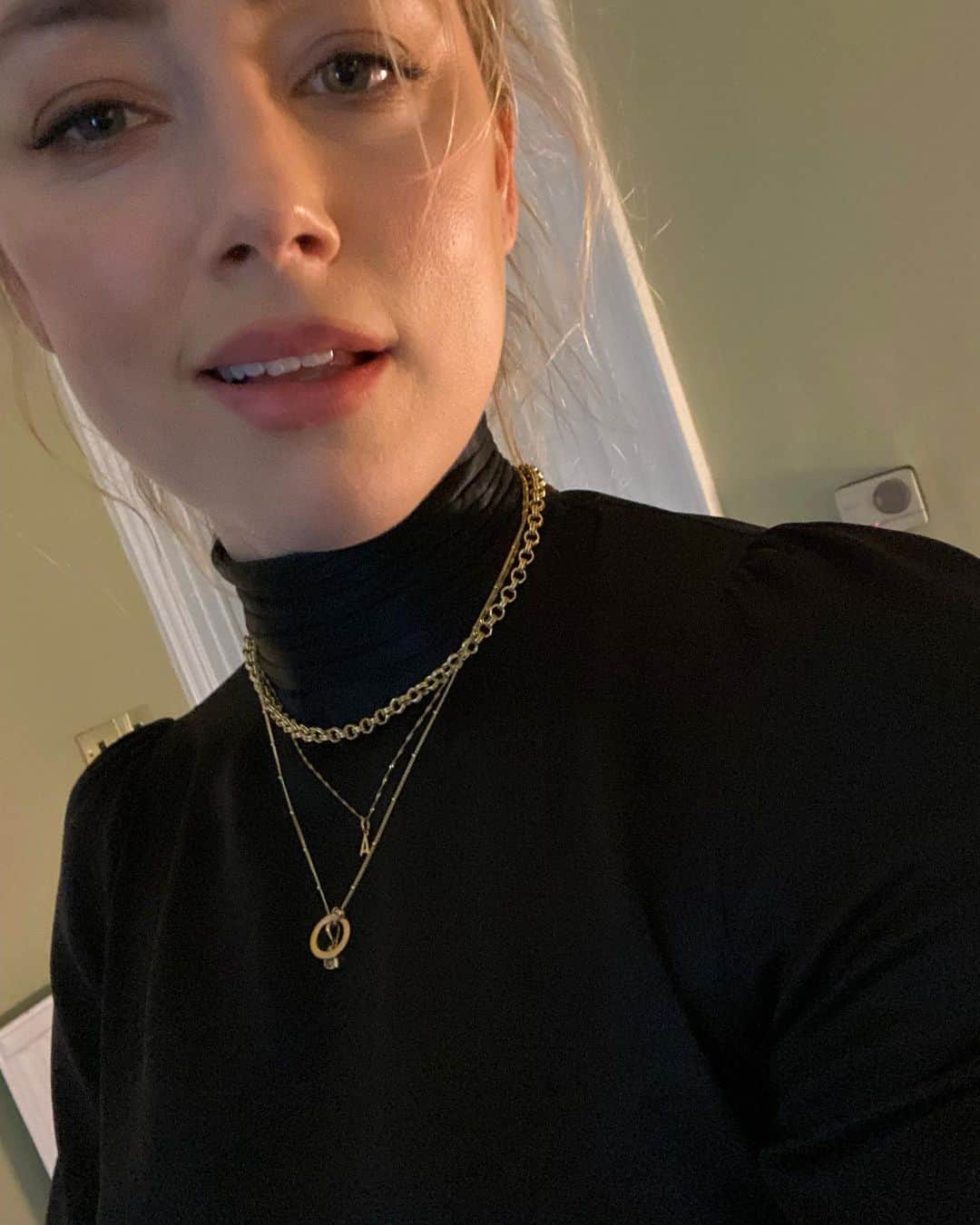 アンバー・ハードのインスタグラム：「attempt to pull off a turtleneck #397…」