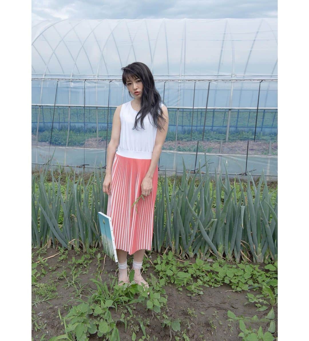 北野美奈のインスタグラム：「@fujifilmjp_walldecor  長ネギ協会　会員志望。 green onion  association プロフィールからcheck it out on my profile. 🥰😍  #fujifilm #富士フイルム  #makingstuff ✨💫  #WilliamEggleston が撮る その色に憧れて💚　kodak120 #2眼レフ #mediumformat #中判カメラで、撮影しました。  北野美奈 作品集「Color」 WALL DECORカジュアル size：A3スクエア 297mmx297mm 印画紙：半光沢パネル 重量：465g  📸　: Tom  #撮影 #露出計　#2眼レフ　#midiumformat #film #photography #art #photoshooting  #gallery #nature #camera #newyork #model #photography #japanese #longhair #black #art #gallery」