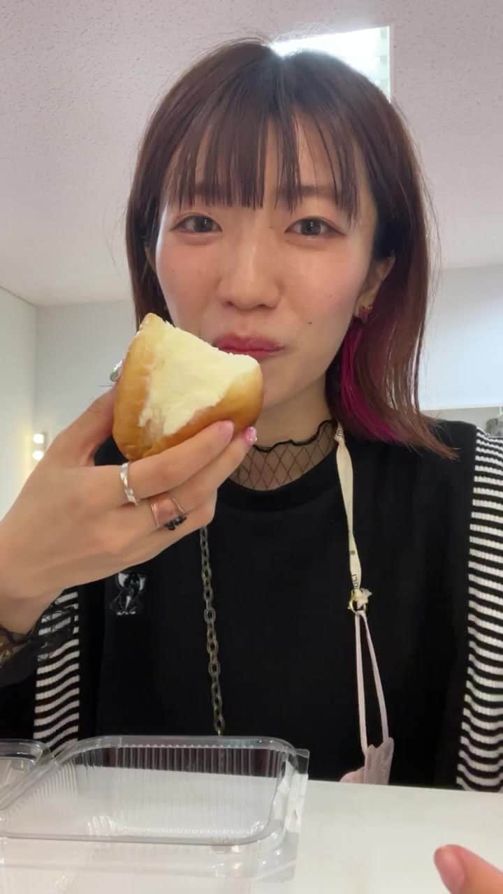 ぱいぱいでか美のインスタグラム：「これがマリトッツォを初めて食べるぱいぱいでか美です」