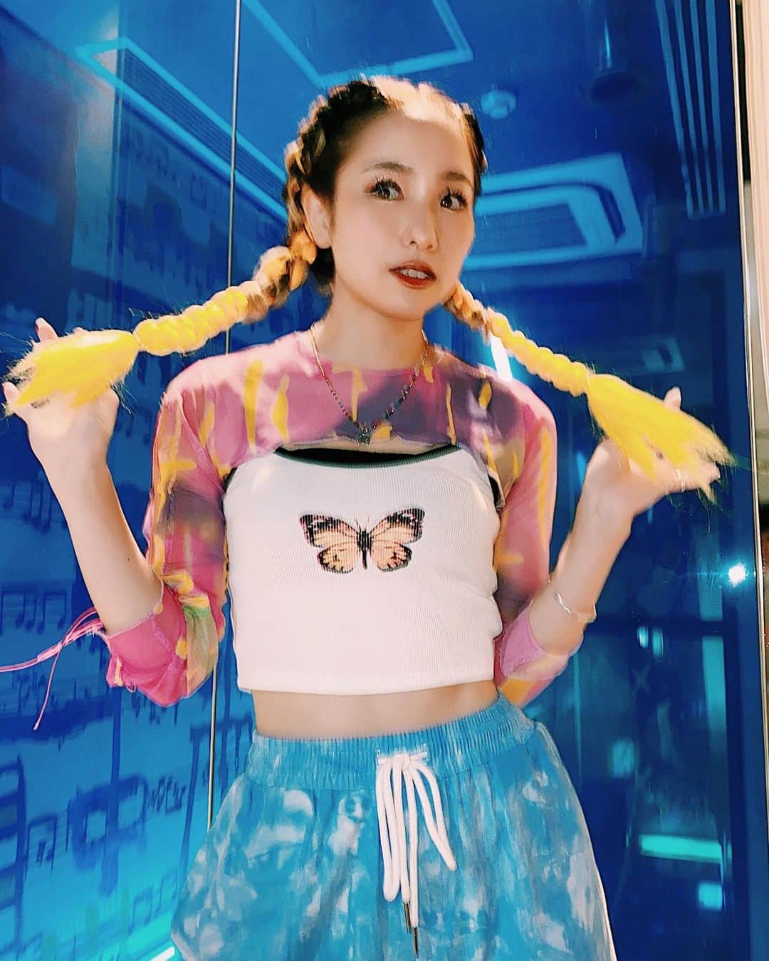 のインスタグラム：「ちょいブレ🦋  #カラーエクステ　#ヘアアレンジ　#編み込みヘア #三つ編み #三つ編みアレンジ #黄色」