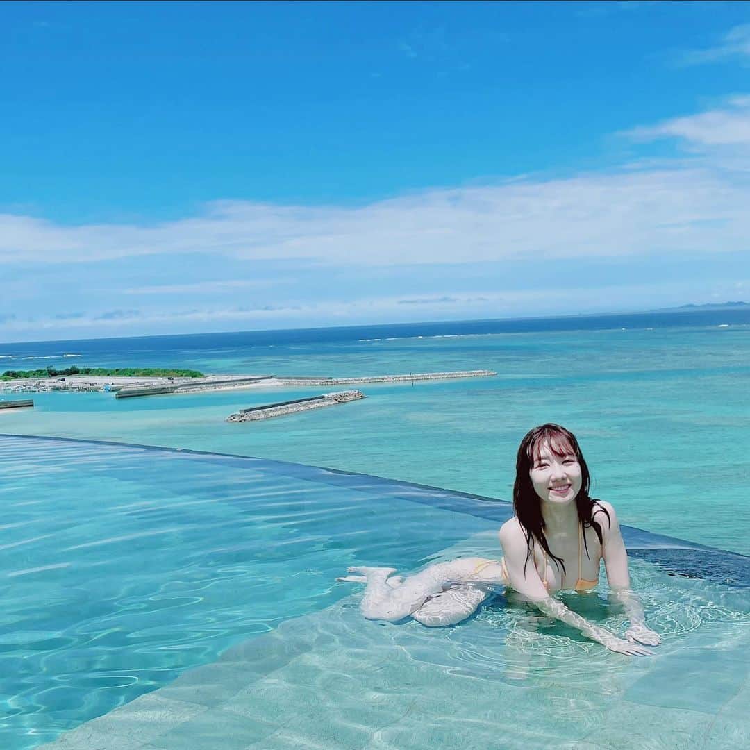 柏木由紀さんのインスタグラム写真 - (柏木由紀Instagram)「すみません💦 プールに入った笑顔のゆきりんを投稿し損ねていたので、もう一度投稿。  気持ちよさそうな笑顔☺️ 本当に景色抜群な素敵なプール&海でした🏖  #ゆきりん30歳記念写真集」8月9日 22時29分 - yukikashiwagi_photobook