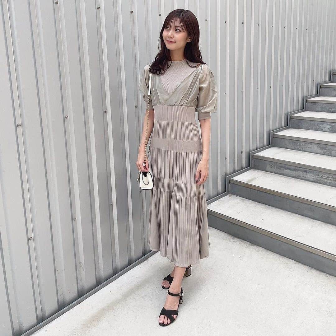 杉浦みずきのインスタグラム：「. 気づけば8月🍃 というか、、お盆 肩がシースルーで可愛いワンピース🤍 ・ ・ @mercuryduo_com  #ワンピース #私服 ・ ・ 撮影時のみマスクを外してます」