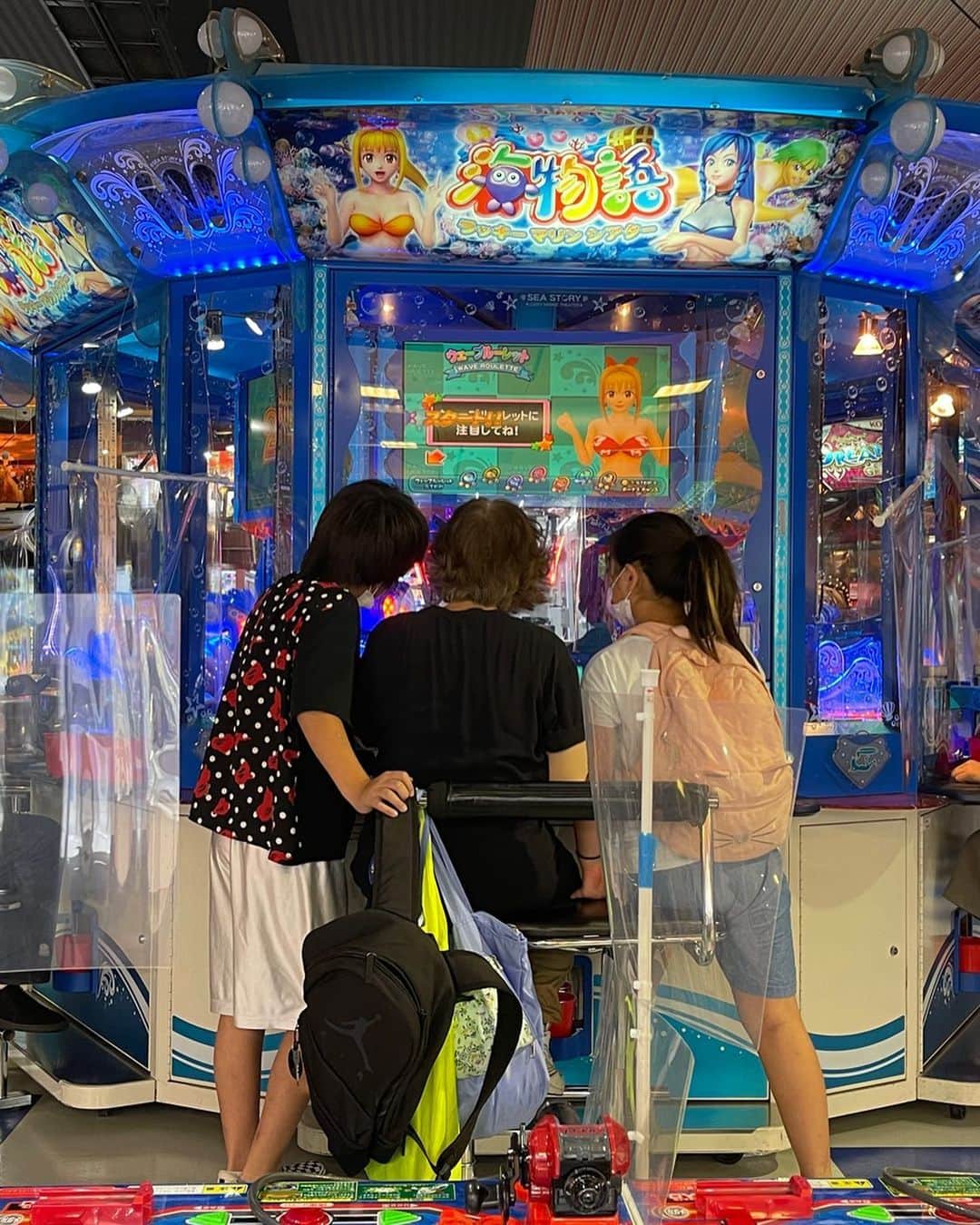 MINMIのインスタグラム：「おばあちゃんと孫2人。 3人でゲーセン　かわいっ♡笑」