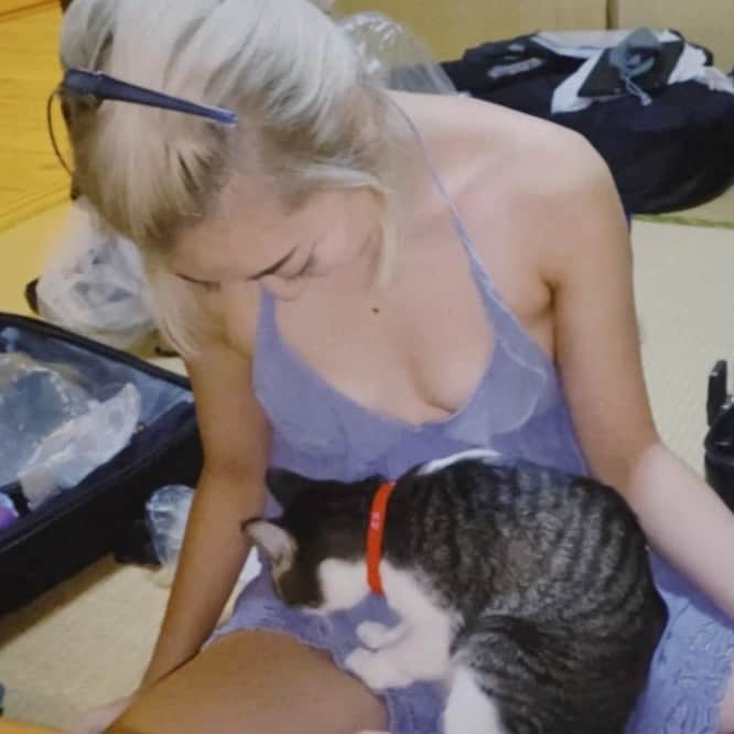 中里亜美のインスタグラム：「生命力溢れる太ももは猫にも大人気です。  #久米島 #猫 #生命力溢れる太もも」