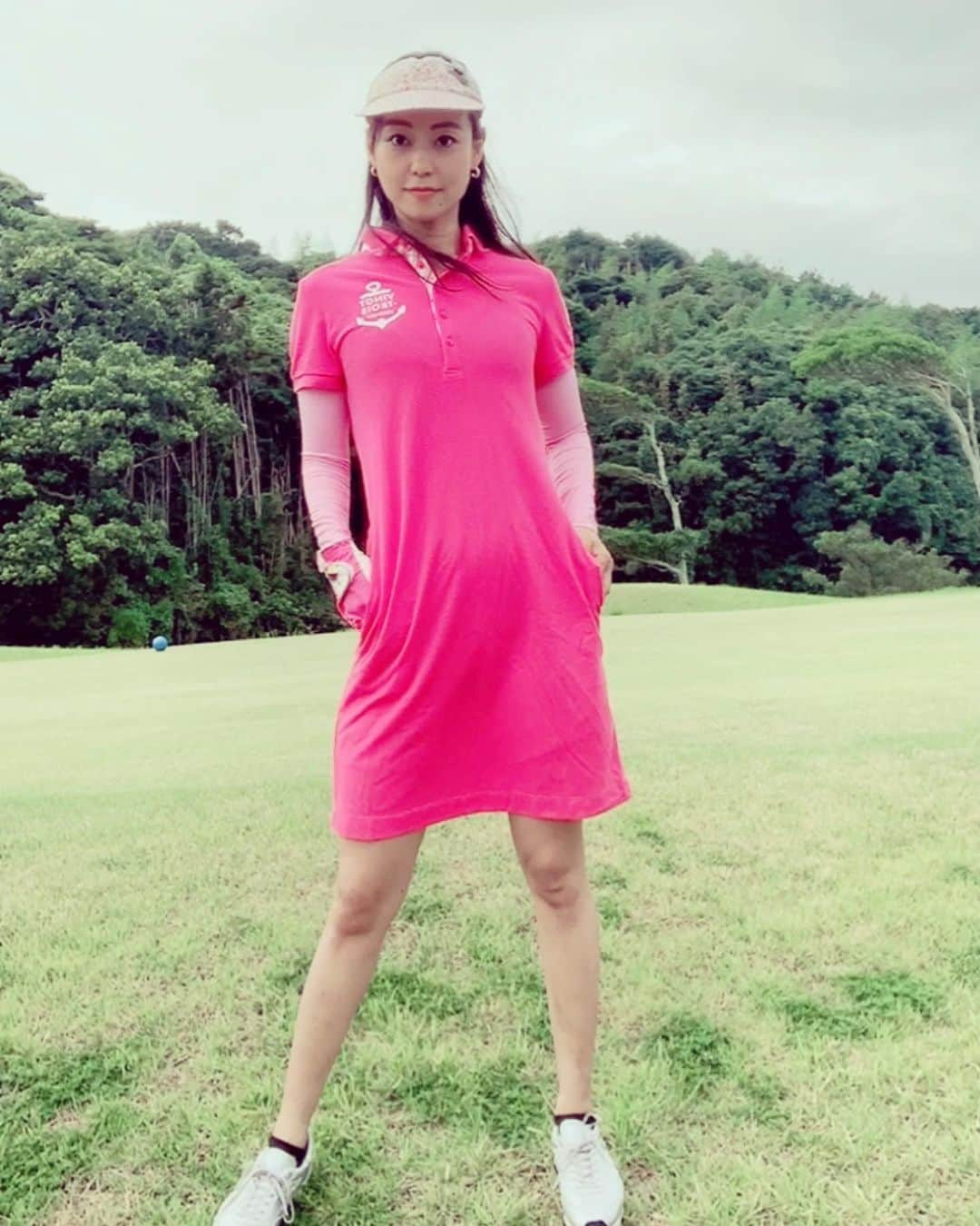 長崎真友子のインスタグラム：「love golf⛳️🏌️‍♀️ love summer🏝  化石になりかけてたゴルフウェア引っ張り出した😂  6年前に一度だけ着ただけだった#23区ゴルフ のウェアを見つけたので着てみた♫風化してなくてほんと良かったよ🤣  sunviser #samanthathavasa  wear #23区 #waialaecountryclub  globe #markandlona  shoes #patrick   短かった私のサマーバケーション。 オリンピックとともに閉幕しつつある。明日からは面談やらミーティングやら経理やらが目白押し😱切り替えてたのしも✨✨  #golf #golfwear #lovesummer #lovegolf #japan #tokyo #summervacation #ゴルフ　#ゴルフ女子 #ゴルフウェア #ゴルフコーデ #ゴルフ女子コーデ #golfcourse #ゴルフコース #workingmom #ワーママ」