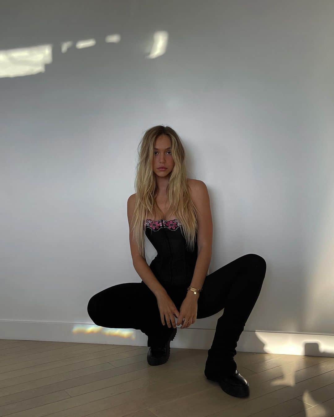 アレクシス・レンのインスタグラム：「Back home and it’s nice」