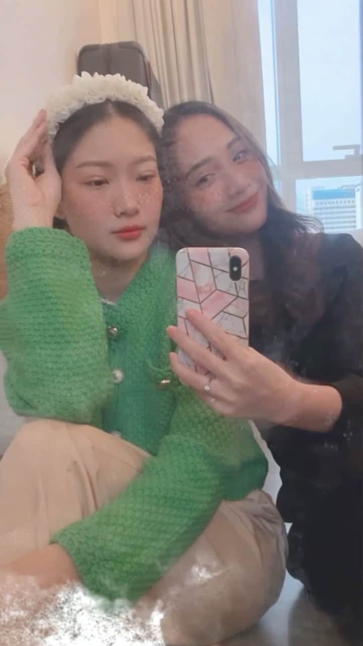 インヤのインスタグラム：「HAPPY BIRTHDAY to MY BFF  @hong_apassara ✨ LOVE YOU 💃🏻💃🏻 #ความรักเรา17ปีแล้ว #hbd #bff」