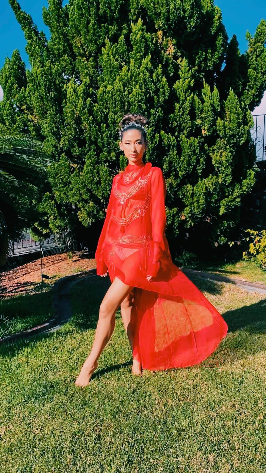 のインスタグラム：「3️⃣3️⃣  Lucky number 3️⃣3️⃣. I can’t express how grateful I am to be here today. I could have never imagined that this is my life now.   I am grateful for all of my incredible friends and family who have poured loved and attention to me. I am grateful for my sacred roots of my ancestors. I am grateful for my strong and royal girl friends that empower me with grace and inner beauty daily. I am grateful for all of you here that have been so supportive and loving of me and my journey.   3️⃣3️⃣ feels great. It feels like an honor and a blessing. I feel like a Star.   I vow to lean into love, universal unconditional love. And I vow to never let the darkness of my fears hide my undeniable light.   Thank you to god and the connection that we all share with all that exists. Thank you. 🙏🏽 ありがとう💜」