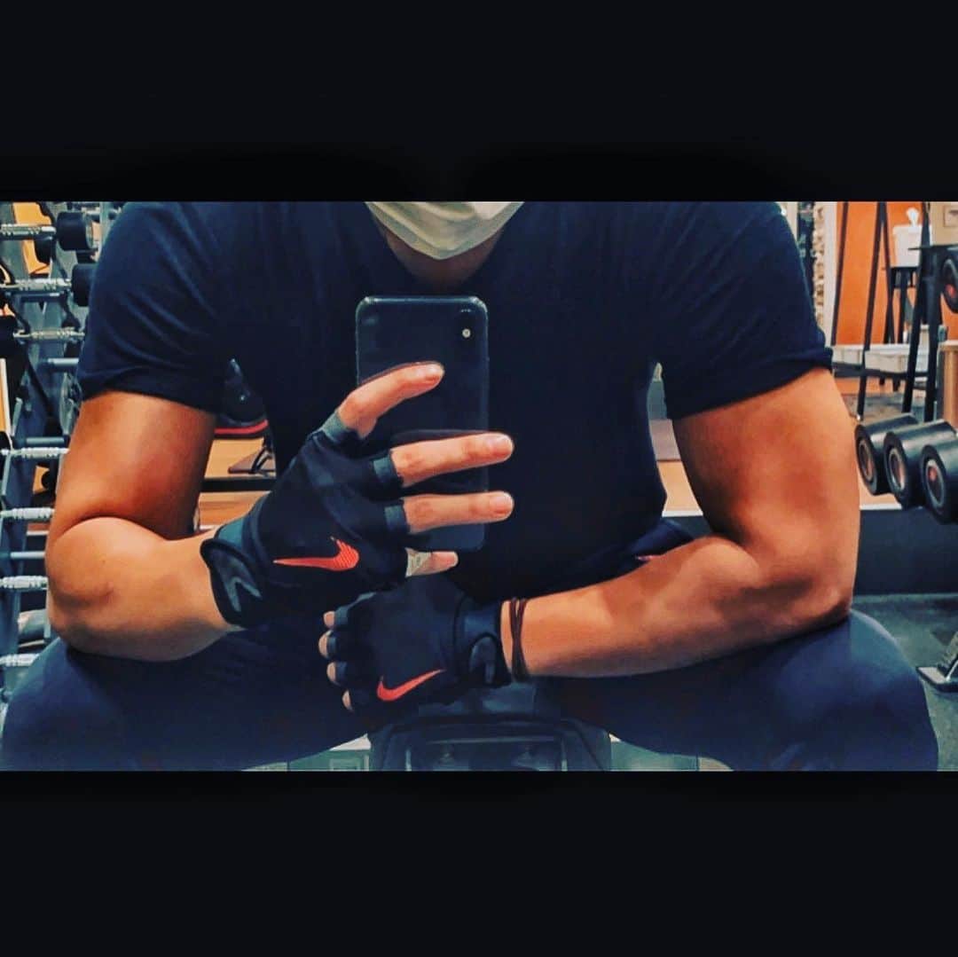 小出翔太さんのインスタグラム写真 - (小出翔太Instagram)「筋肉✖︎腕✖︎どして  腕まわり測ったら10年前の東京行く前の愛知にいる時の方が腕太かったんだけど。どして。どうすればいいの。  でも体重おちたし健康な体に  #ジム#筋トレ#筋トレ好きと繋がりたい#gymmotivation#gymlife #gymjunkie#gymjapan#もっと頑張ろ#ボクシング#ニ頭筋がしょぼすぎる#プロテイン#procreate#愛知#名古屋#飲食#飲食経営#最近ネガティヴな飲食店経営者多いな#そんなんが頭はってたら下も不安になるよな#上を向け#鏡の前で毎朝自分の目をみて自分ならできるって声にだして言い聞かせてます#自分を奮い立たせるのも自分を褒めてくれるのもトップにたったら自分しかいないから#最近瞑想にハマってる#瞑想タイム#瞑想#己を知る#己と向き合う#考える時間を増やす#そしたら筋肉の事だけ考えてましたけどもが」8月10日 4時05分 - aichiken3