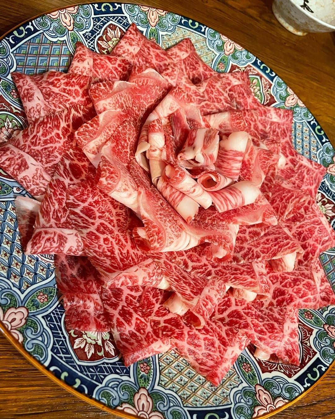 ayuさんのインスタグラム写真 - (ayuInstagram)「Wagyu beef🤤💓 焼肉と迷ったけど、しゃぶしゃぶをチョイス🤗✨ A5ランク和牛肉🥩🇯🇵 富士屋2号店は新しくオープンしたばかりです🥰 本当にメニューが豊富👏 やっぱりカリフォルニアロールも 頼んじゃう✨😋 日本の懐かしい音楽も流れていて 日本にいる感覚になります😆♬ ・ #japanesefood#fujiya#fujiyadubai#shabushabu#wagyu#wagyubeef#beef#japaneserestaurant#swissotel#しゃぶしゃぶ#a5ランク#和牛#日本食レストラン#富士屋#カリフォルニアロール#グルメ女子#ayuログ#グルメ好きな人と繋がりたい#肉#肉スタグラム#肉料理」8月10日 6時27分 - ayu888ayu