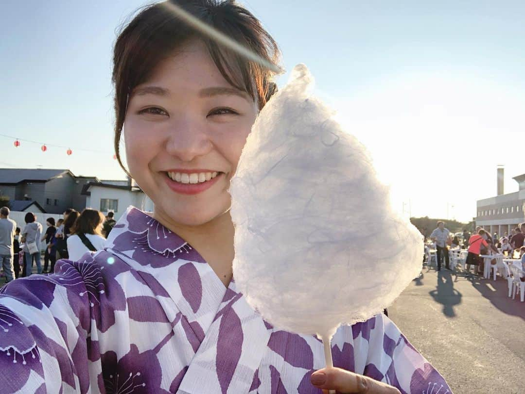 吉田知那美さんのインスタグラム写真 - (吉田知那美Instagram)「・ Obon holiday. We welcome back the spirits of the dead during Obon every year so then visiting graves is a Japanese custom during Obon.  I went to my family grave and talked about everything myself what happened to me recently. I miss you grandma,grandpa and my sister I’ve never met. Stop thinking about curling during Obon and just feel free to welcome back the spirits of my family❤️#おかえりなさい  ・ ・ 暦のお休みとは無縁の生活をしていますが お盆だけは毎年ちゃんとチームを解散しお休みをとります。 今年はスケジュールの都合で家族より少し早くお墓のお掃除をしてきました。 早朝だったけれど同じようにお墓のお掃除に来ていた地元の人たちが話しかけてくれて嬉しかったです。みんないつも言葉が優しい。 いくつになっても地元の方の『ちぃちゃん大きくなったねぇ』は嬉しいものです。 #先月30になったよ ・ #お盆休み #常呂町 #海が見える霊園 ※お祭りの写真は2019年のものです」8月10日 8時10分 - chinami1991