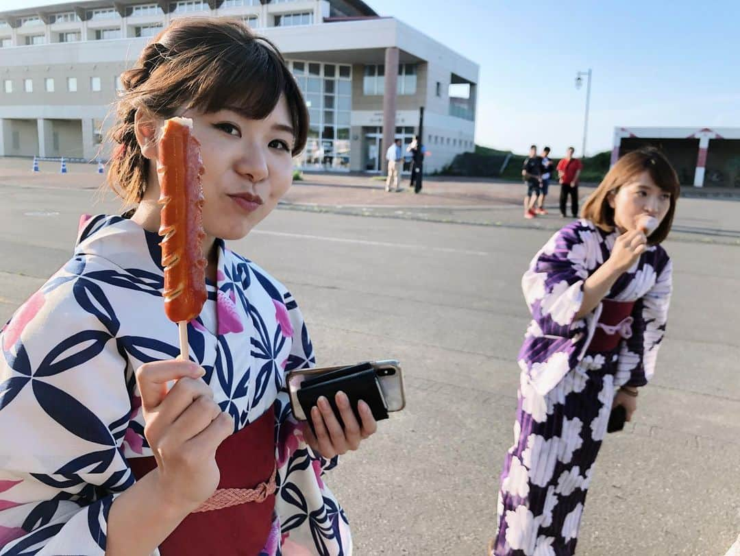 吉田知那美さんのインスタグラム写真 - (吉田知那美Instagram)「・ Obon holiday. We welcome back the spirits of the dead during Obon every year so then visiting graves is a Japanese custom during Obon.  I went to my family grave and talked about everything myself what happened to me recently. I miss you grandma,grandpa and my sister I’ve never met. Stop thinking about curling during Obon and just feel free to welcome back the spirits of my family❤️#おかえりなさい  ・ ・ 暦のお休みとは無縁の生活をしていますが お盆だけは毎年ちゃんとチームを解散しお休みをとります。 今年はスケジュールの都合で家族より少し早くお墓のお掃除をしてきました。 早朝だったけれど同じようにお墓のお掃除に来ていた地元の人たちが話しかけてくれて嬉しかったです。みんないつも言葉が優しい。 いくつになっても地元の方の『ちぃちゃん大きくなったねぇ』は嬉しいものです。 #先月30になったよ ・ #お盆休み #常呂町 #海が見える霊園 ※お祭りの写真は2019年のものです」8月10日 8時10分 - chinami1991