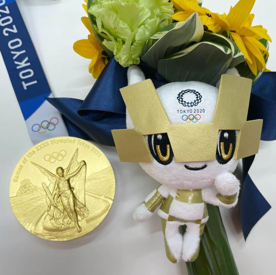 須崎優衣さんのインスタグラム写真 - (須崎優衣Instagram)「東京オリンピック金メダルを獲得することができました🥇 ・ 皆さんのおかげで小さい頃からの夢を叶える事ができました💫 こうして夢を叶える事ができたのは私に関わってくれた全ての方々のおかげです✨誰一人かけても今の私はいなかったと思います！ 本当に本当にありがとうございます🙇‍♀️✨ ・ また沢山の応援メッセージ、祝福メッセージ本当にありがとうございました🙇‍♀️💛無観客試合だったので今まで以上に皆さんの応援がすごく力になりました💪✨ ・ これからも応援よろしくお願い致します！ #thankyou #tokyo2020」8月10日 19時14分 - yui106301susaki