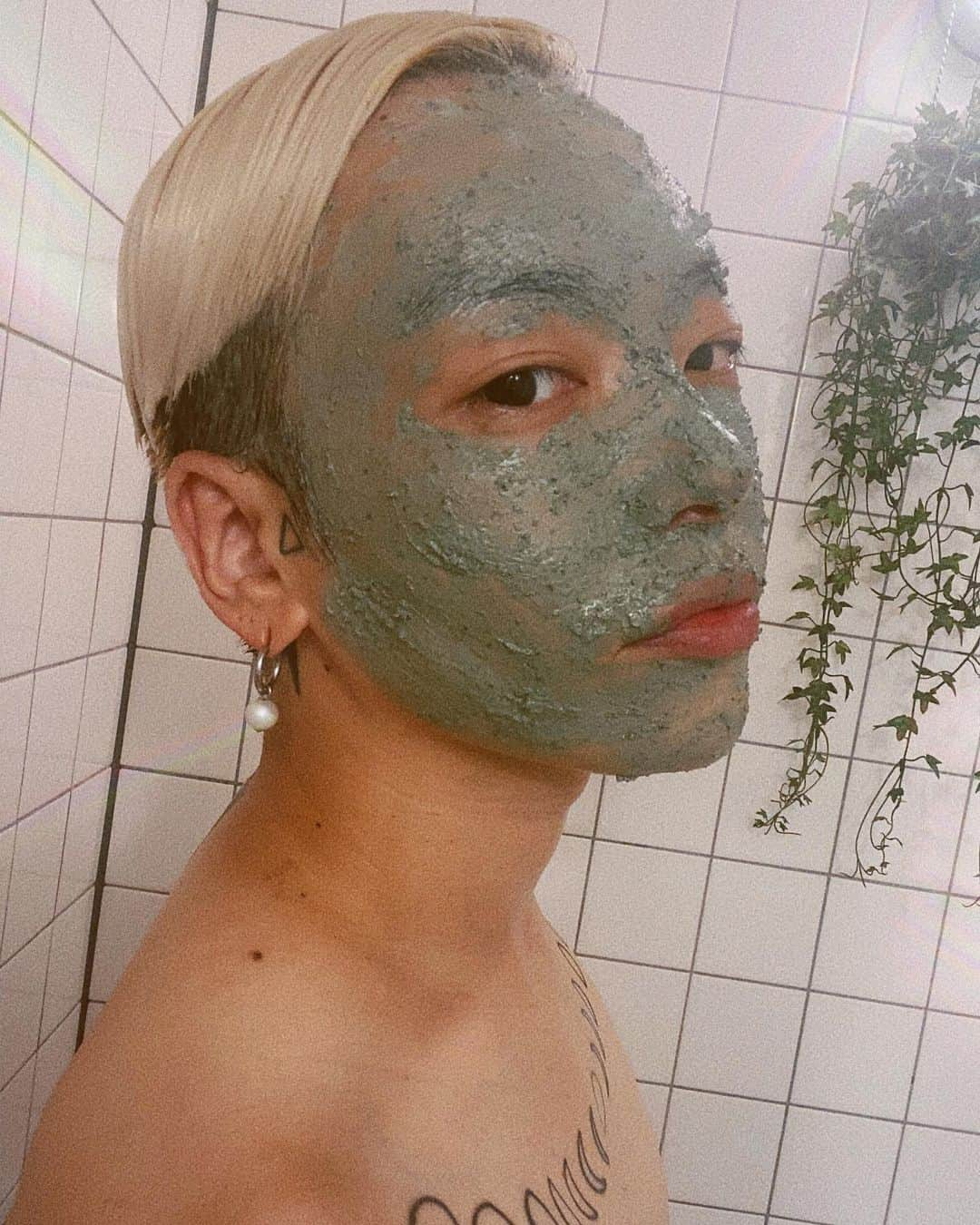 poledancer RYOTAのインスタグラム：「大好きな @lushjapan のパワーマスク🐸🌿  僕は 冷蔵庫で冷やして塗るよ🥶💚　 動物実験しない🚫🐇天然成分だから目ギリギリまで塗れるし スッキリミントの香りで毛穴綺麗になるしキュッと引き上がる🤤🌍🌱✨  #LUSH #LUSHJAPAN #パワーマスク」