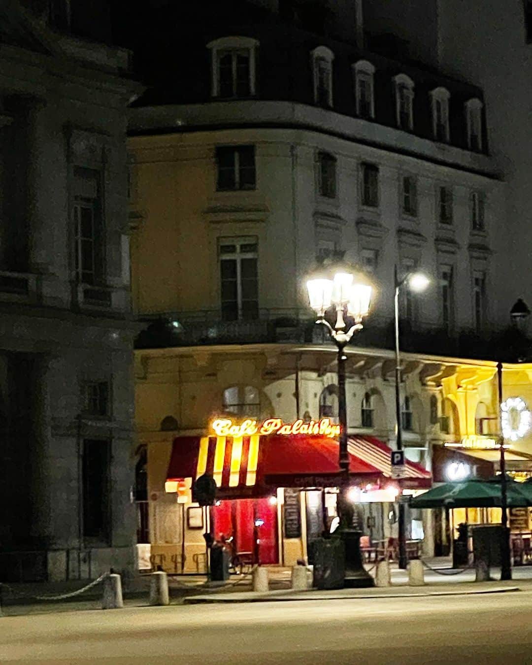 猫沢エミさんのインスタグラム写真 - (猫沢エミInstagram)「パリの夜に灯るあかり。  街の角で光っているカフェを眺めるのが好き。  人生のひきこもごも、出逢いと別れが交差する、パリのちいさな劇場。  #パリンピック2021  #猫パリ」8月10日 19時21分 - necozawaemi