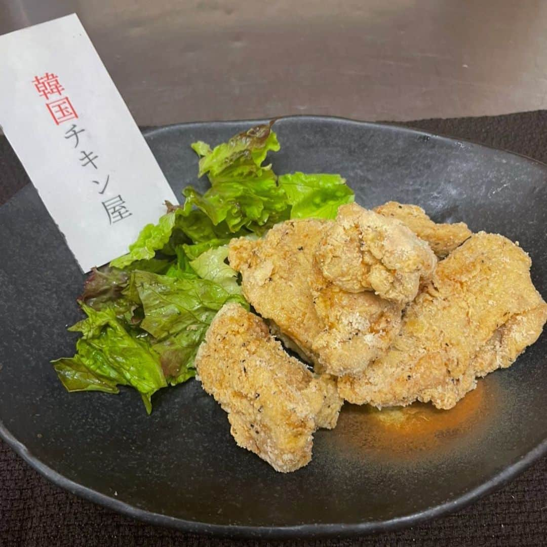 鶏三味　駅前店のインスタグラム：「こんにちは鶏三味です！🐔🔥  本日の紹介はハニーバターチキンです🍯🍖  こちらの商品は姉妹会社の韓国チキン屋にて実績100万もの売り上げを果たした自慢の商品となります✨✨  「韓国チキン屋」で検索して頂けたらUberEATSでのご注文が可能です！◎  スタッフに声を掛けていただければ当店でのお食事も可能です😙✌🏻✌🏻  お酒のおつまみの1品にどうですか？？😳🍺  ご来店お待ちしております🐔✨✨  #鶏三味#鶏三味新幹線口店#広島炭火焼き鳥#広島個室居酒屋#個室居酒屋広島#広島県#広島市#広島駅#広島駅新幹線口#広島駅北口#広島駅グルメ#広島市グルメ#広島県グルメ#広島駅飲み放題#広島宴会#宴会広島#女子会広島#広島女子会#広島駅個室居酒屋#個室居酒屋広島駅#広島駅女子会#女子会広島駅#広島駅北口個室居酒屋#個室居酒屋広島駅北口#広島居酒屋#居酒屋広島#広島市個室居酒屋#個室居酒屋広島市#広島市唐揚げ#広島市焼き鳥」