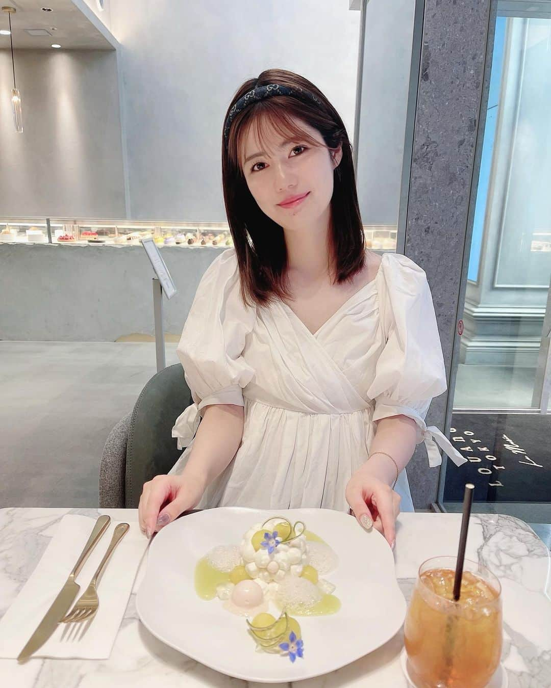 鈴木茉由のインスタグラム：「まりちゃんとお茶した日🫖♡ ケーキ全部美しかった...！ 何度か食べてるくまちゃんケーキもあったよ🧸♡ . #louangetokyo #louangetokyolemusee #ルワンジュ東京 #銀座 #銀座カフェ #メロンケーキ #カチューシャ #snidel #milaowen #gucci #dior #ladydior」