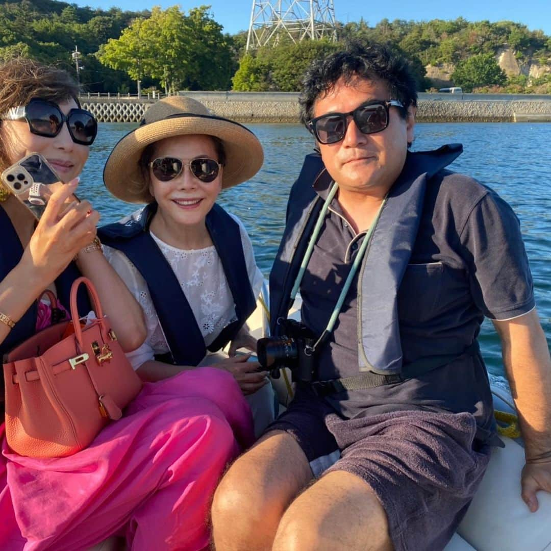 デヴィ・スカルノさんのインスタグラム写真 - (デヴィ・スカルノInstagram)「クルージングでの summer vacation "うさぎの島" へよりました🐰  可愛らしいうさぎに人参やほうれん草をあげたり、子供の気分になって 皆様と楽しいひと時を過ごしました。」8月10日 18時12分 - dewisukarnoofficial